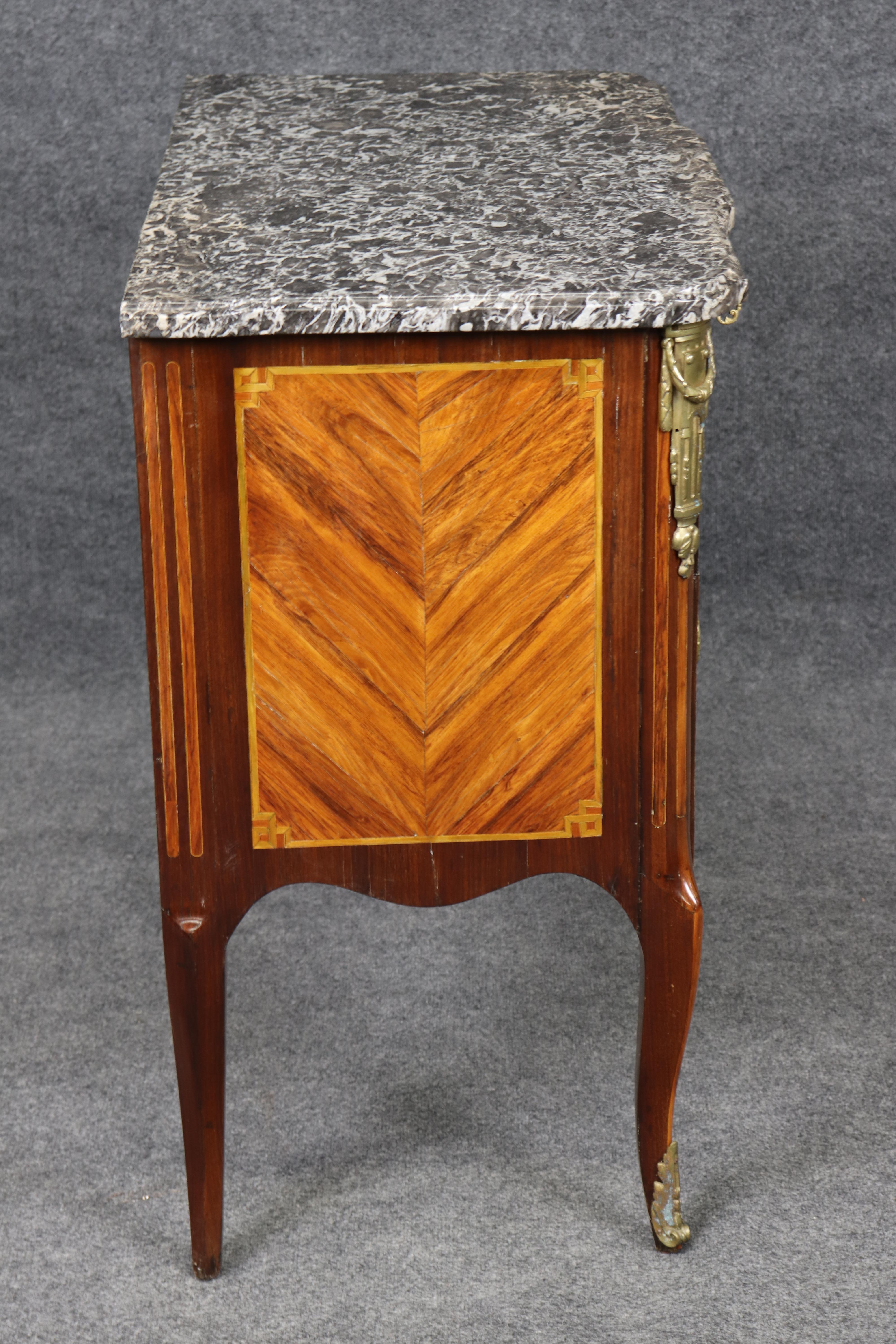 Superba commode francese a due cassetti in legno di Kingwood montata su bronzo Luigi XV con piano in marmo In condizioni buone in vendita a Swedesboro, NJ