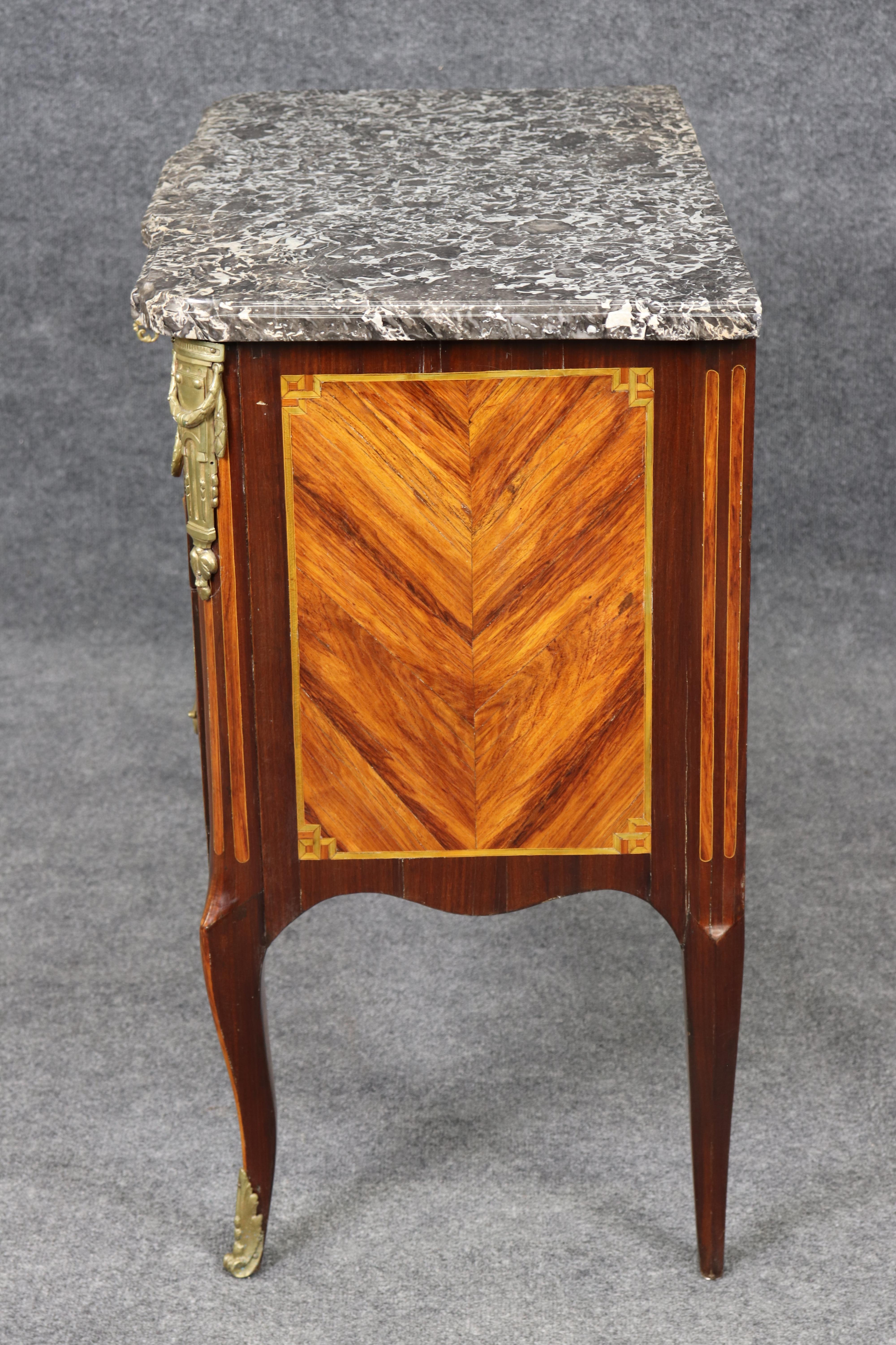 Inizio XX secolo Superba commode francese a due cassetti in legno di Kingwood montata su bronzo Luigi XV con piano in marmo in vendita