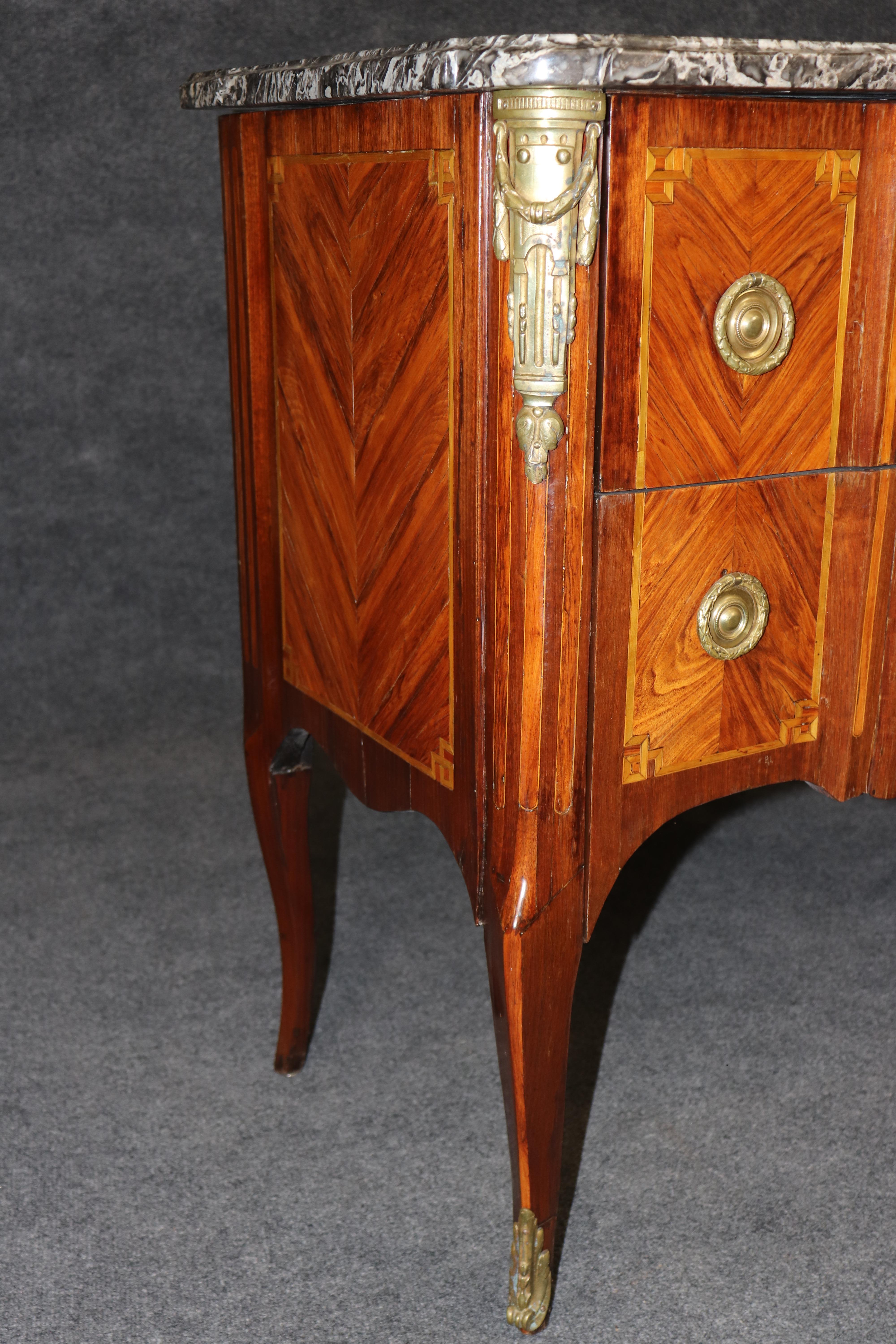 Bronzo Superba commode francese a due cassetti in legno di Kingwood montata su bronzo Luigi XV con piano in marmo in vendita