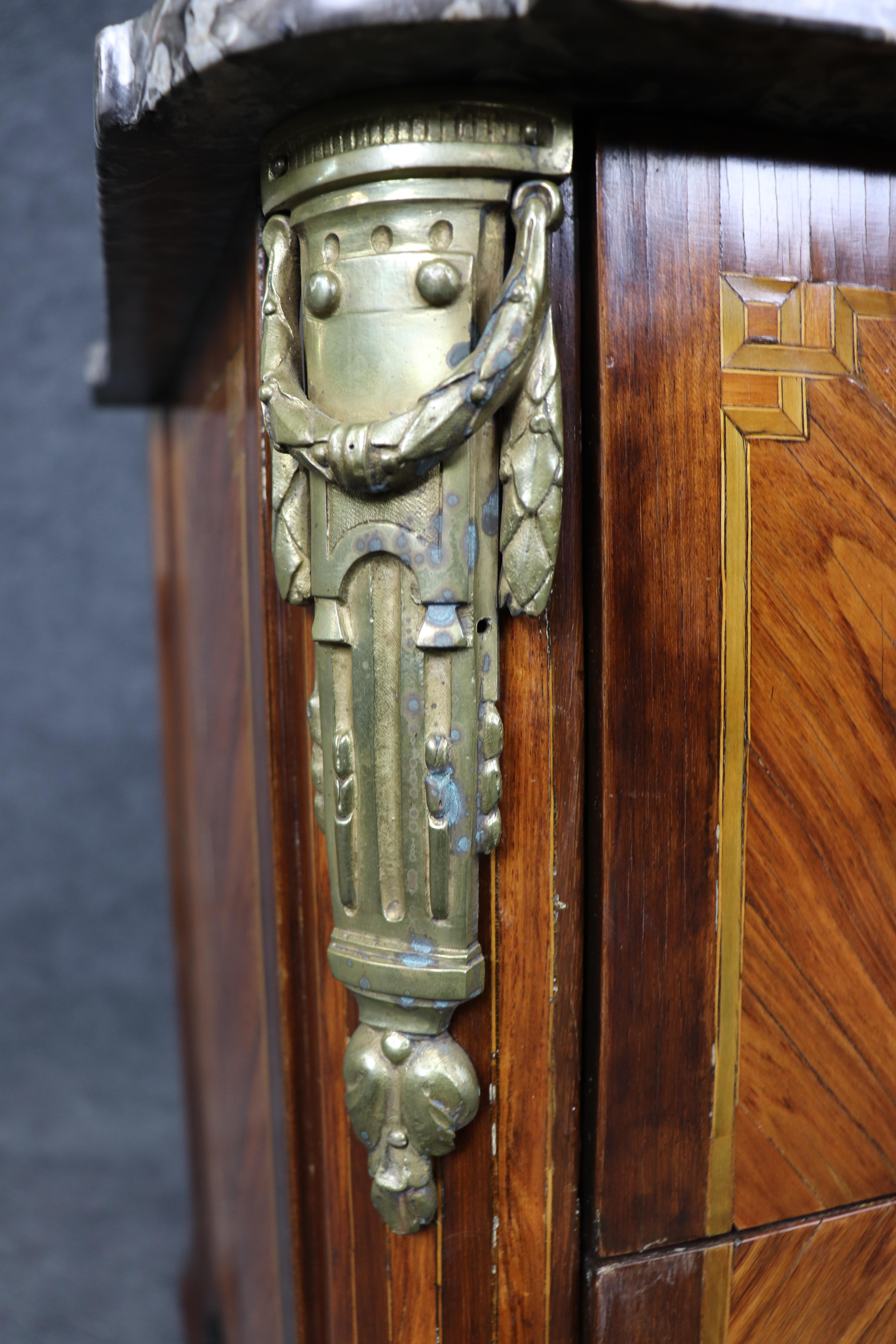 Superba commode francese a due cassetti in legno di Kingwood montata su bronzo Luigi XV con piano in marmo in vendita 2