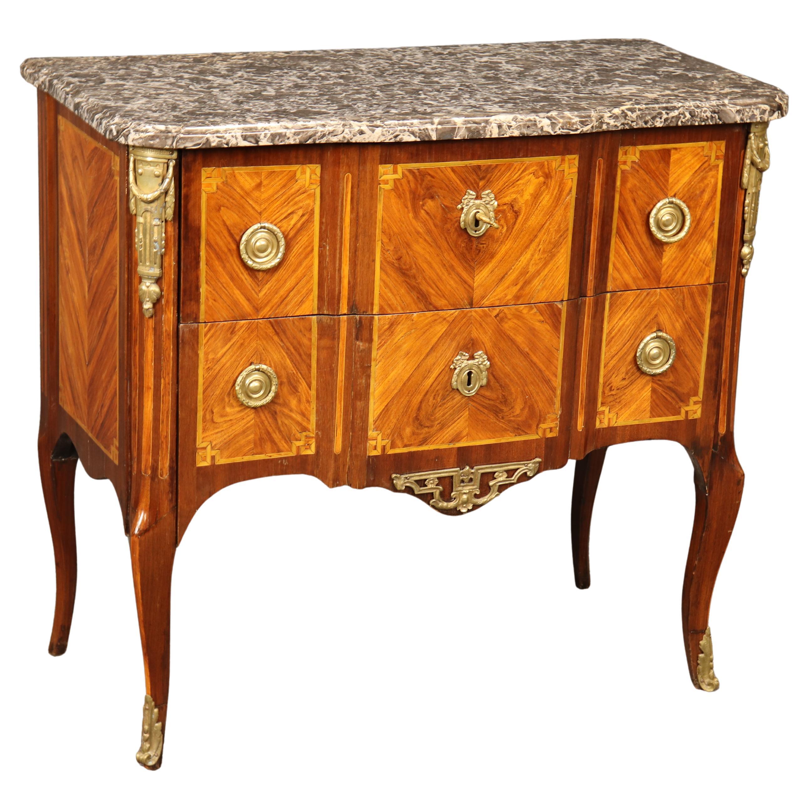 Superba commode francese a due cassetti in legno di Kingwood montata su bronzo Luigi XV con piano in marmo