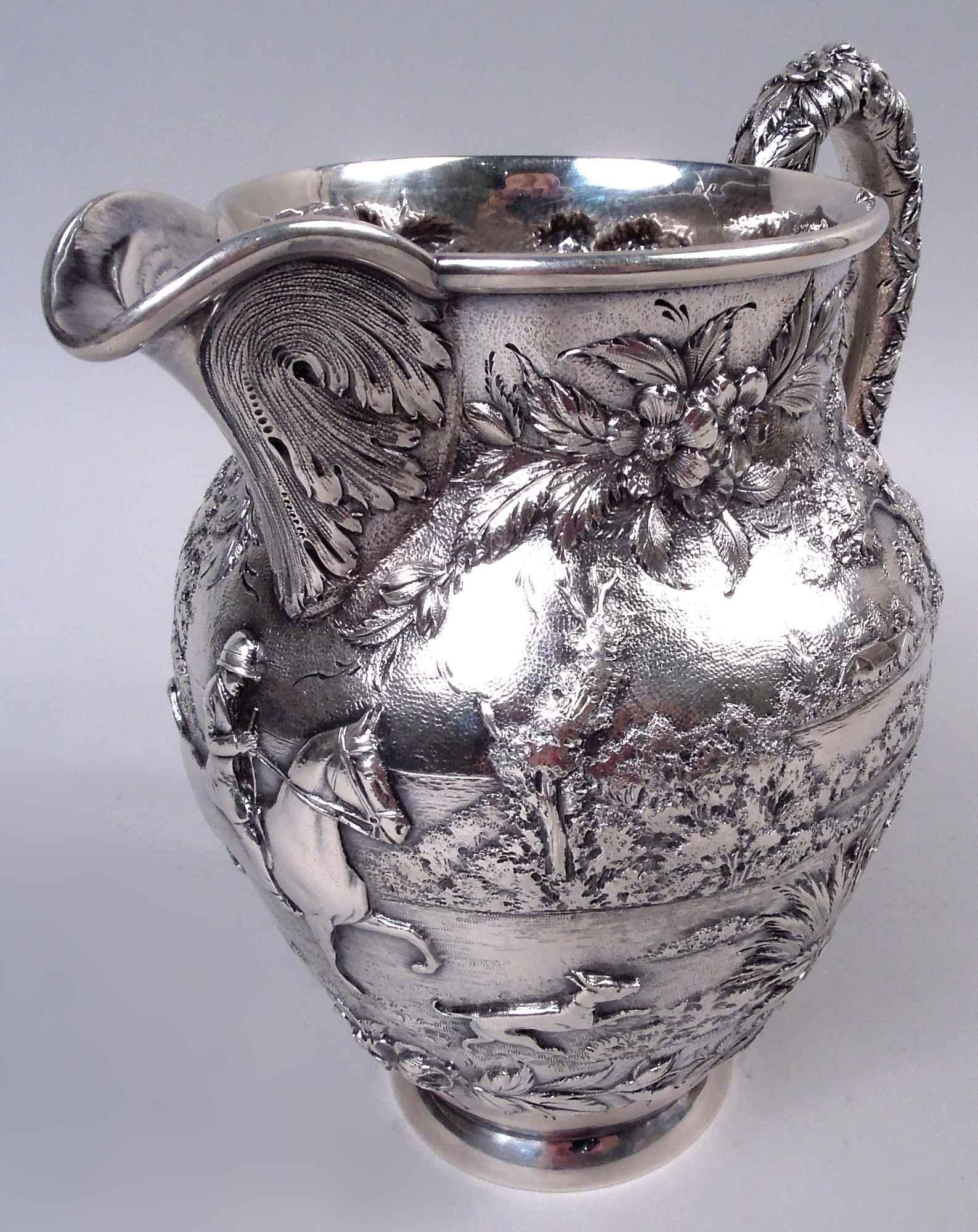 Prächtiger Wasserkrug aus edwardianischem Sterlingsilber mit Bild. Hergestellt von S. Kirk & Son Inc. in Baltimore. Ovale Schale auf einfachem und erhöhtem Fuß; runde Mündung mit V-Ausguss. Gegossener, mit Blättern und Blumen umwickelter