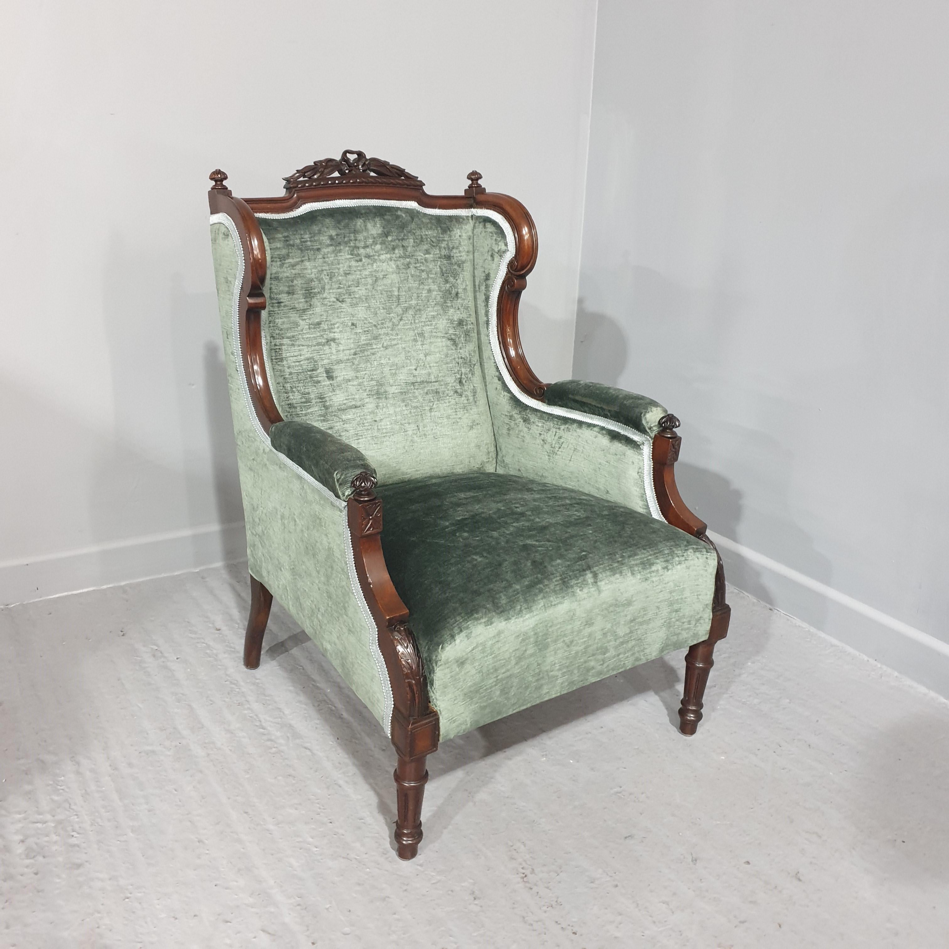 Superbe fauteuil à oreilles en acajou pour dames en vente 3