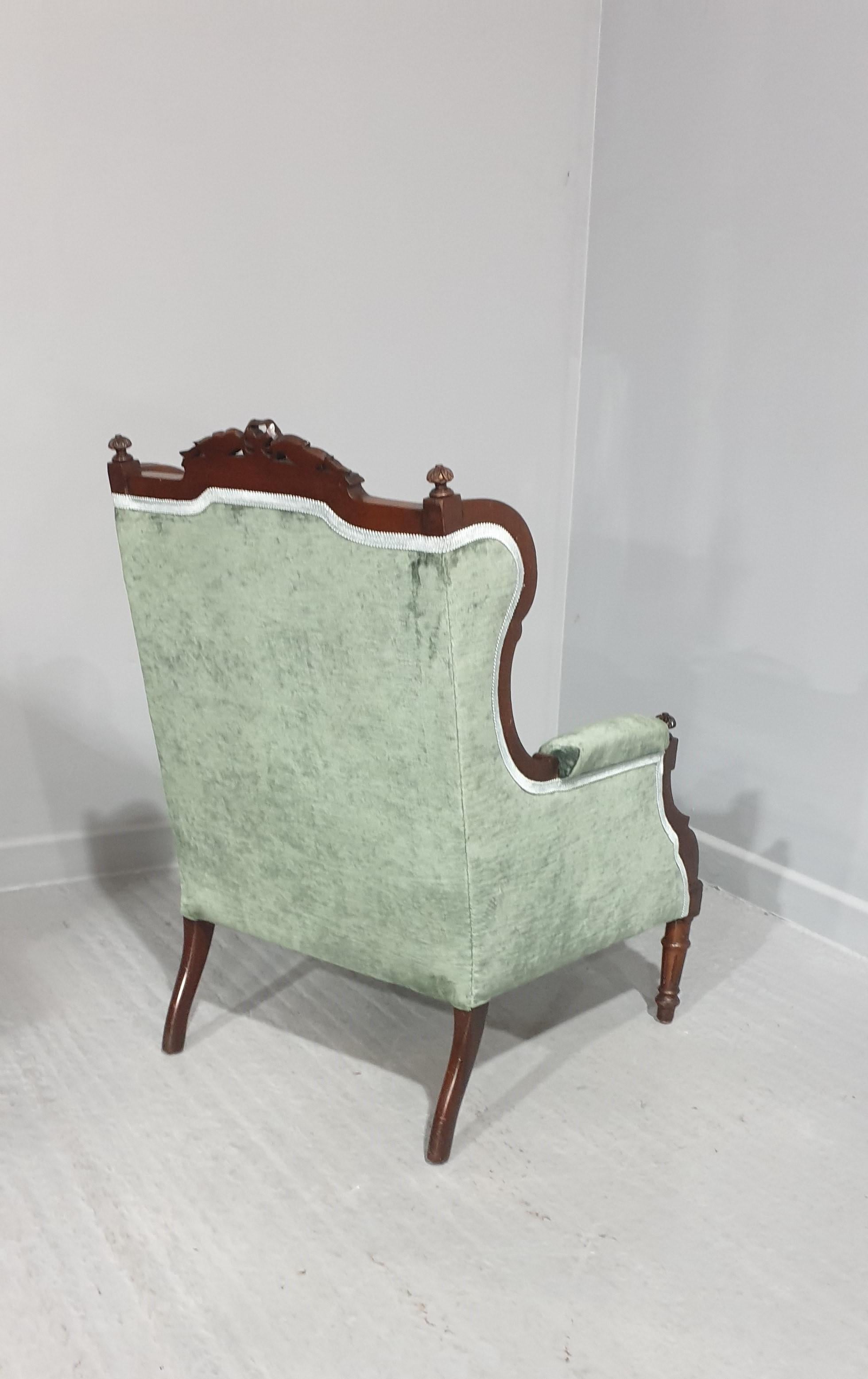 Superbe fauteuil à oreilles en acajou pour dames en vente 4