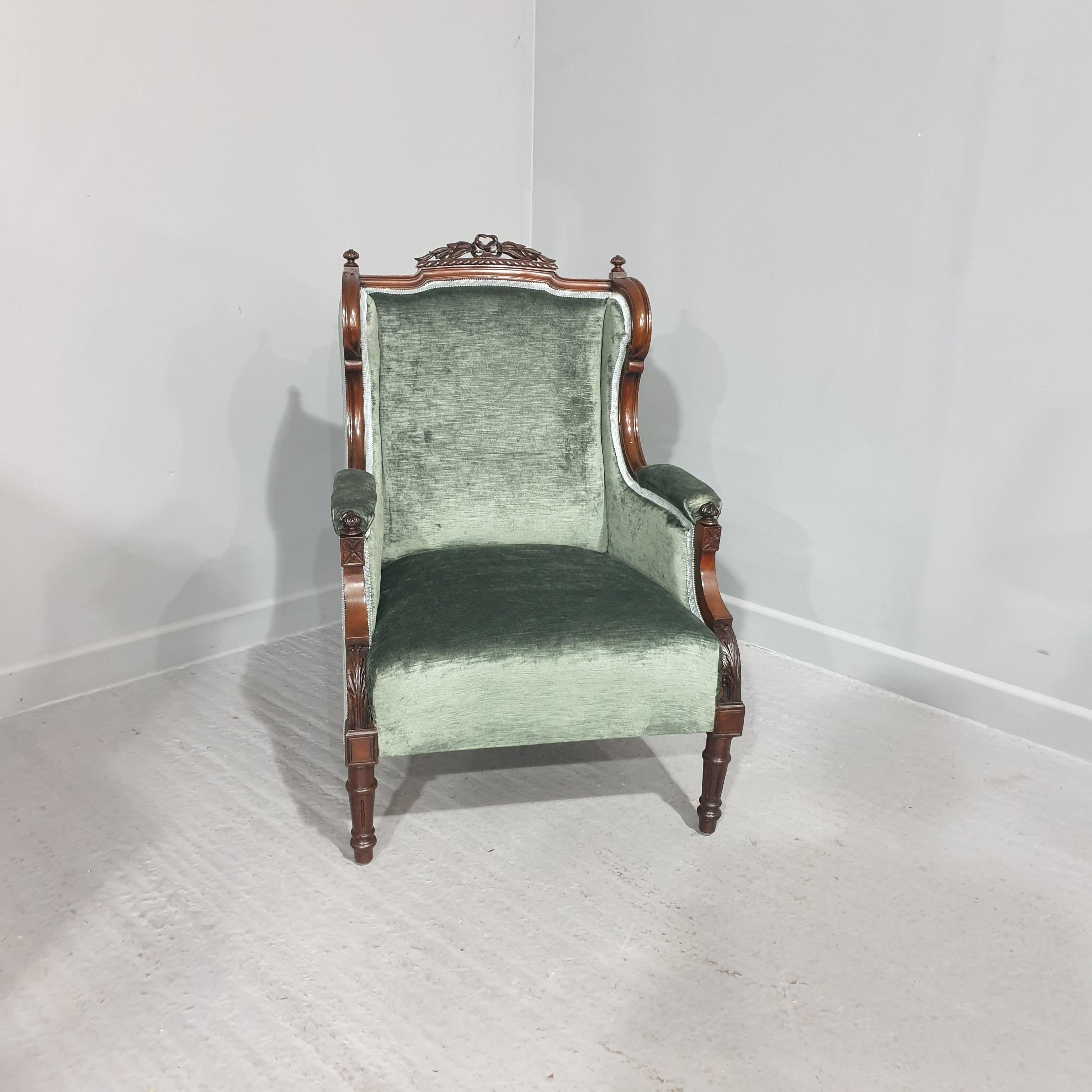 
Superbe fauteuil à oreilles de petite taille en acajou, nouvellement tapissé de velours sarcelle, en excellent état général.

37