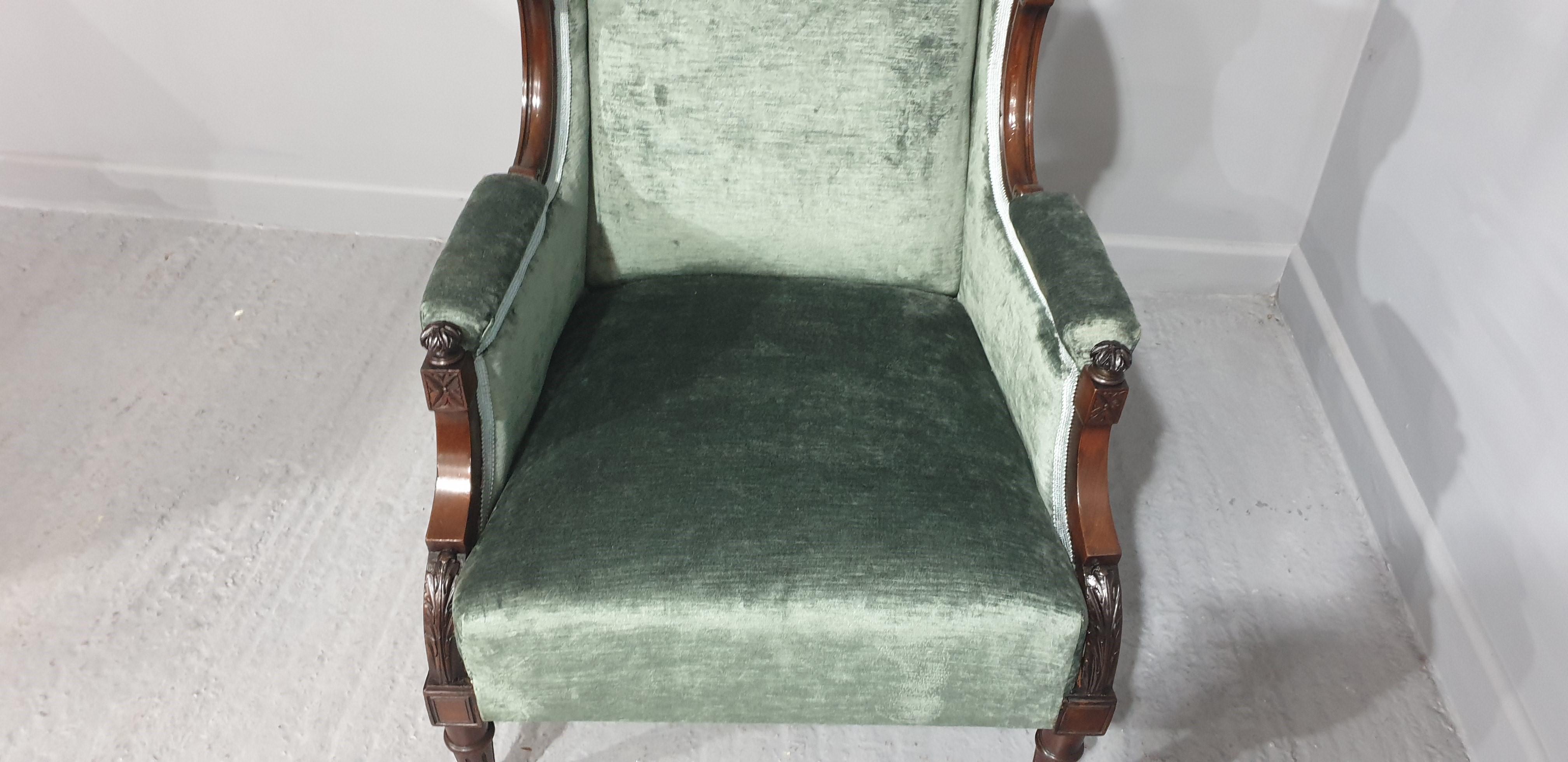 Acajou Superbe fauteuil à oreilles en acajou pour dames en vente
