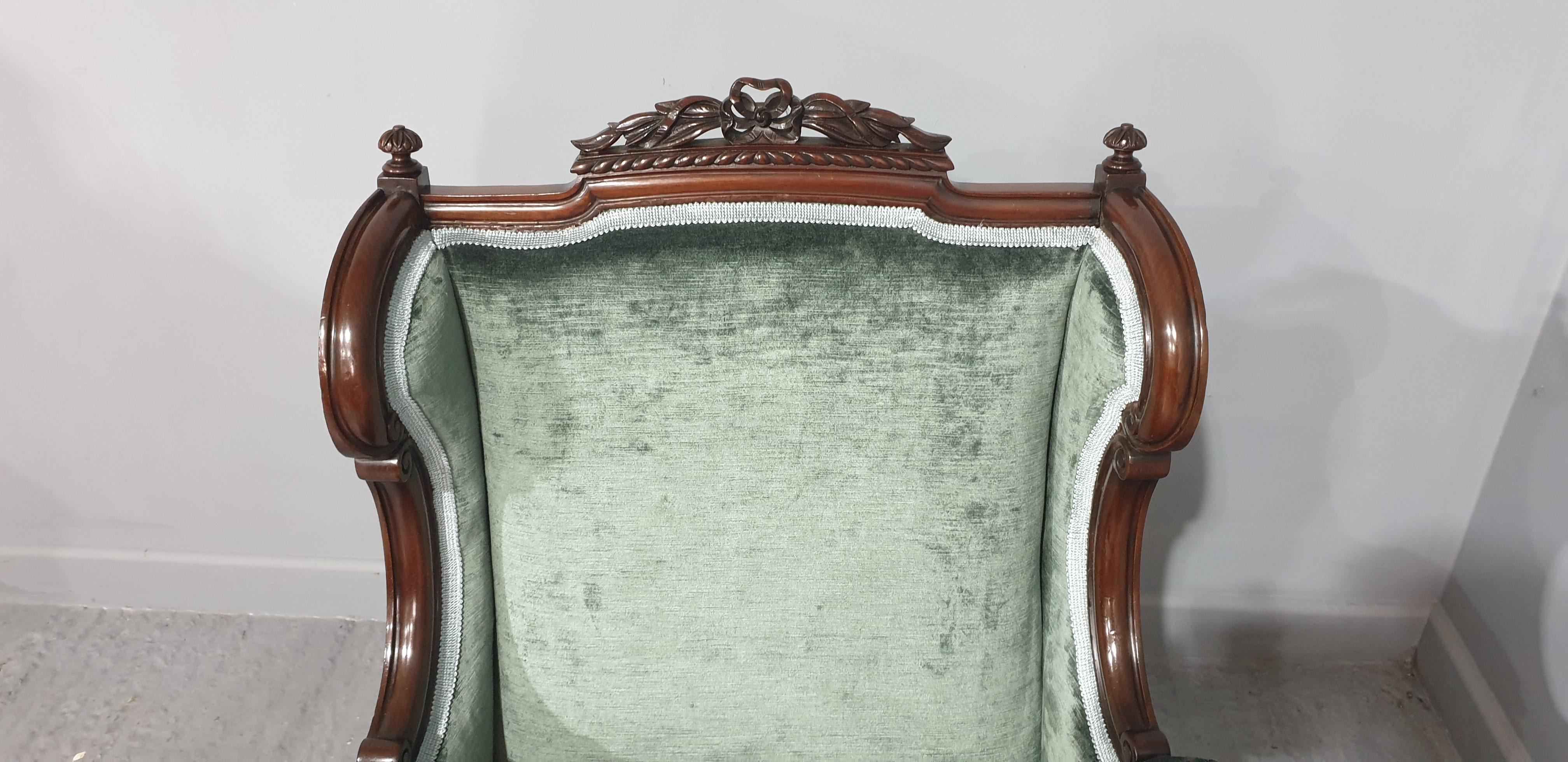 Superbe fauteuil à oreilles en acajou pour dames en vente 1