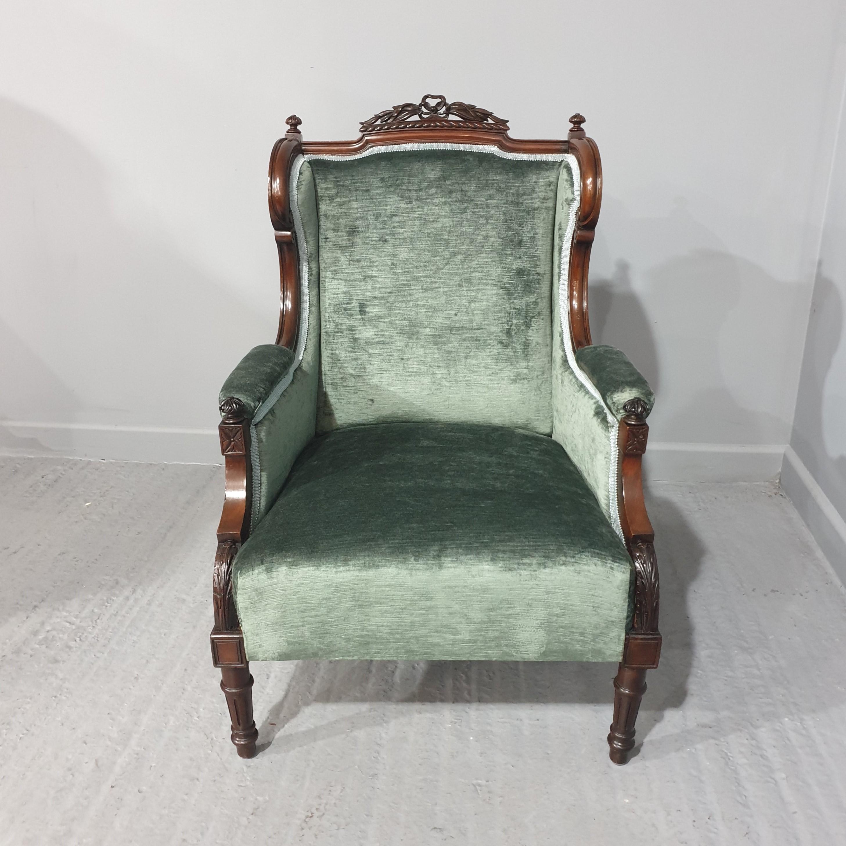 Superbe fauteuil à oreilles en acajou pour dames en vente 2