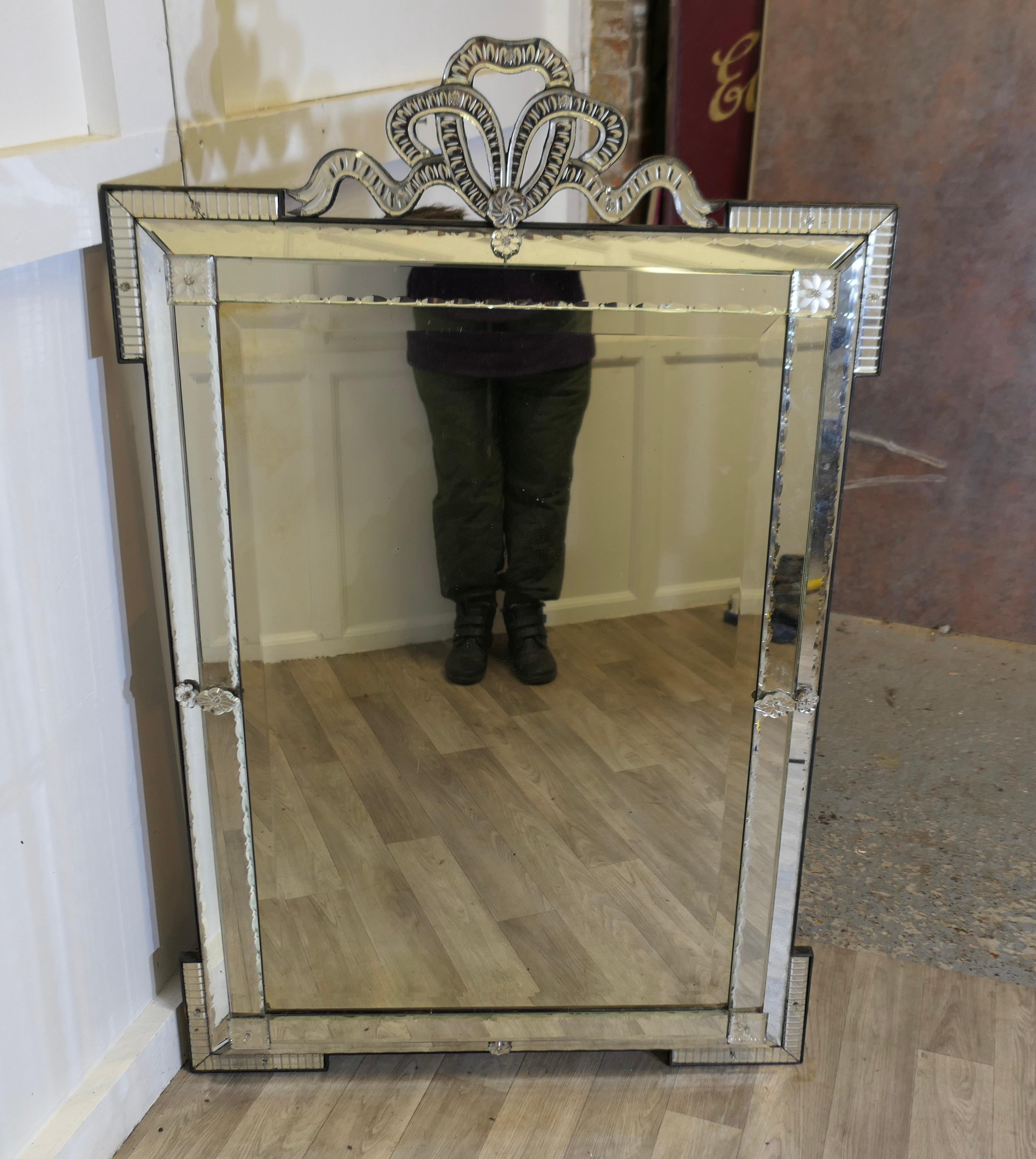 Néoclassique Superbe miroir vénitien à coussin du 19ème siècle en vente