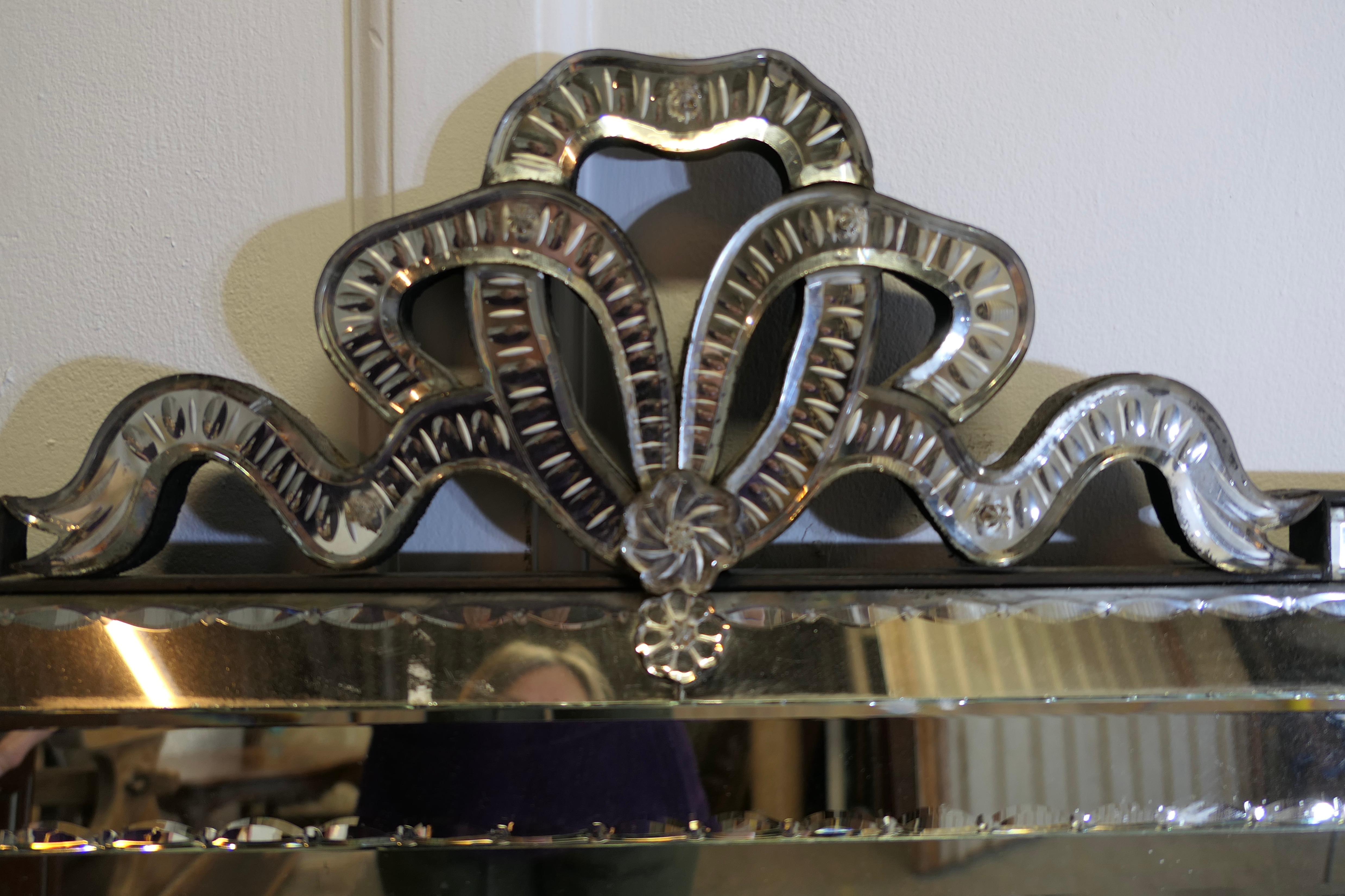 Superbe miroir vénitien à coussin du 19ème siècle en vente 1