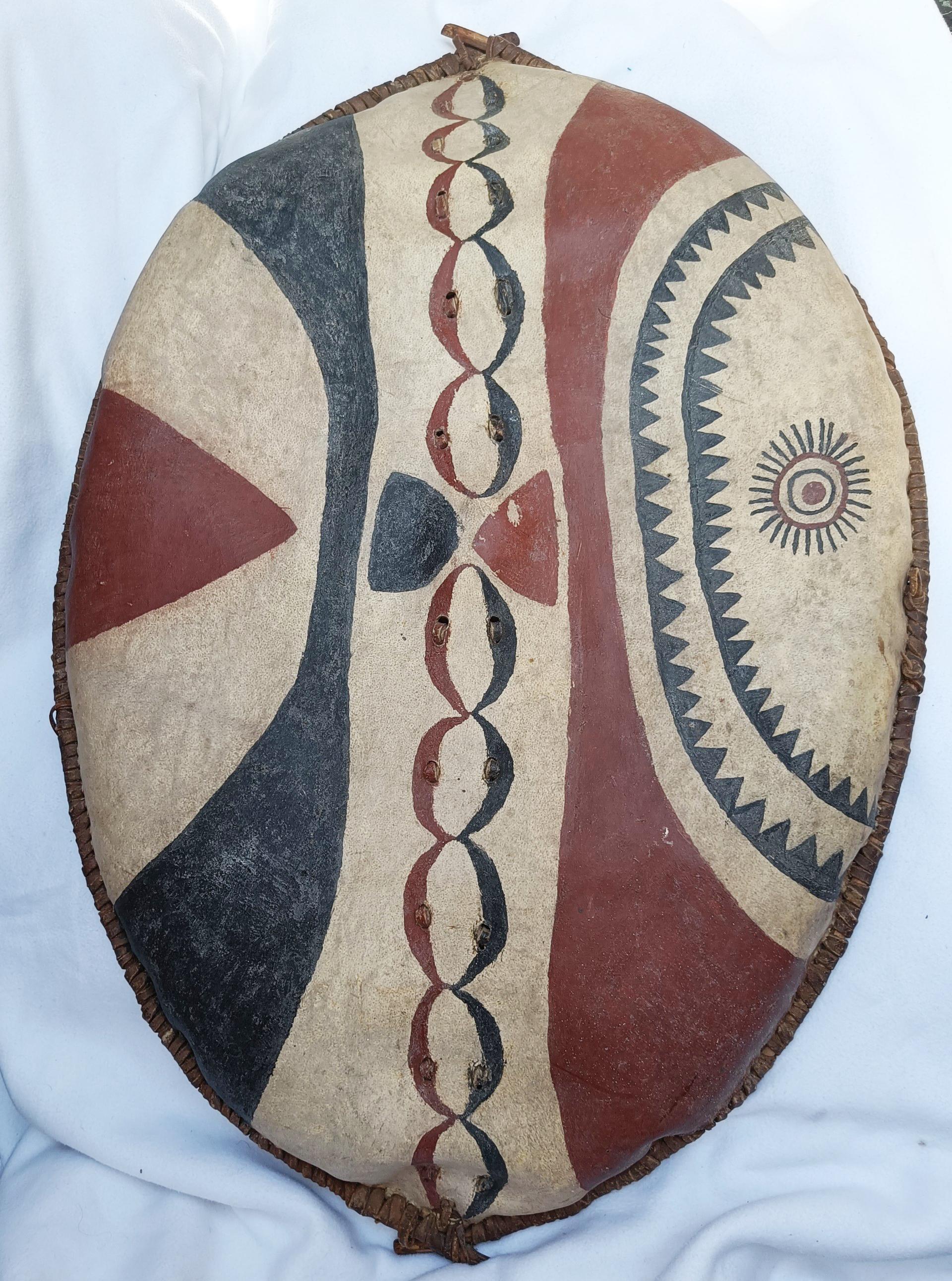  Superbe grand bouclier maasai ancien - Afrique de l'Est

Origine : Kenya/Tanzanie, Afrique de l'Est
Culture : Massaï
Période :  début du 20e siècle
MATERIAL : Peau, pigments naturels et bois
Dimensions : Environ 105 cm de hauteur

Il s'agit d'un
