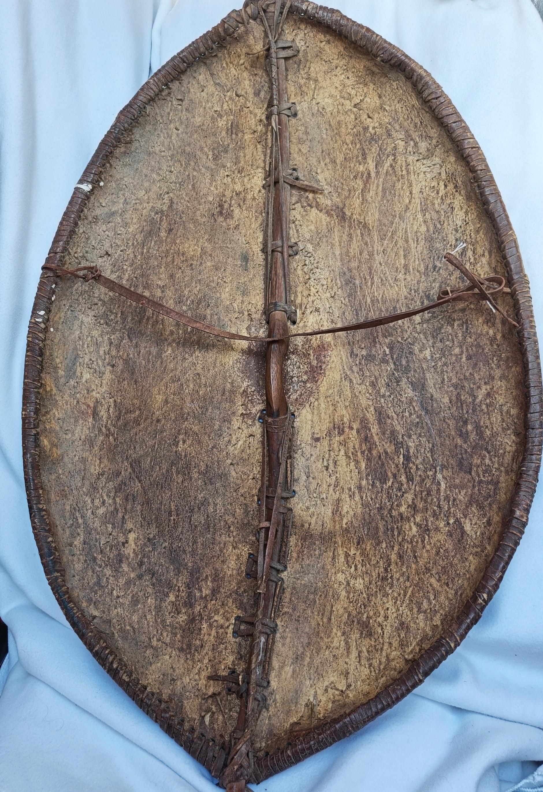 Sculpté à la main Superbe grand bouclier ancien Maasai Art Tribal Afrique de l'Est en vente