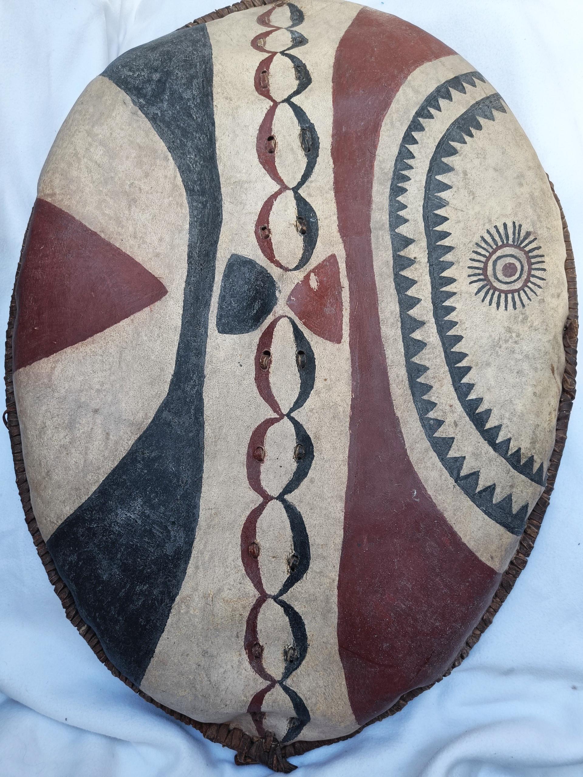 Superbe grand bouclier ancien Maasai Art Tribal Afrique de l'Est Bon état - En vente à London, GB