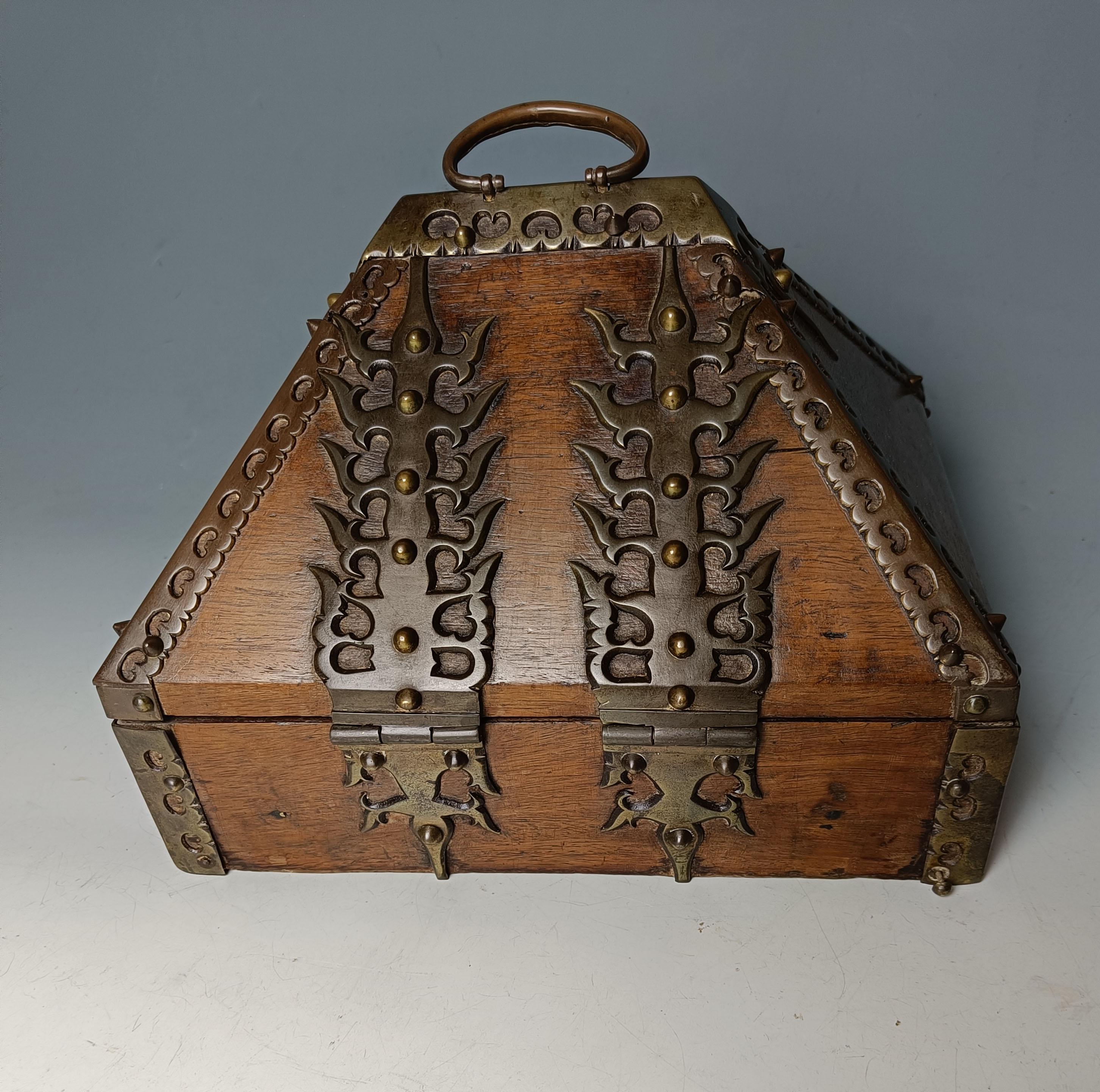 Superb Large Antique South Indian dowry box Interior Design Décor In Good Condition For Sale In London, GB
