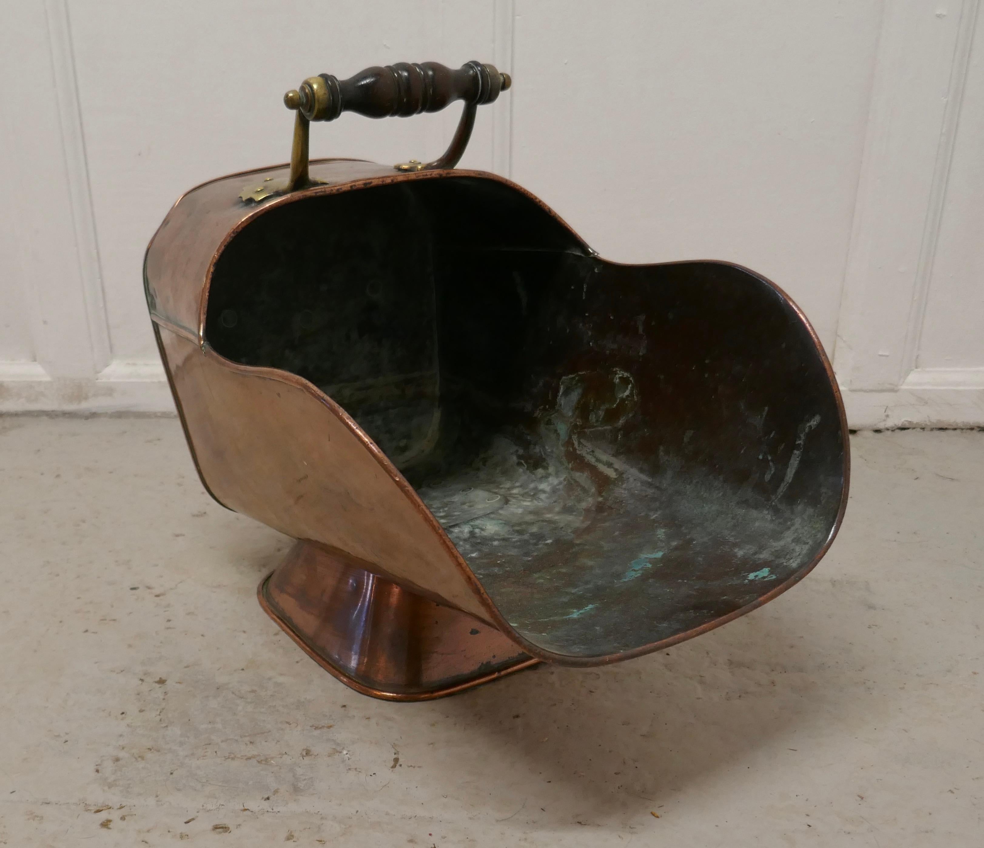 Superb large Arts & Crafts copper helmet coal scuttle

This very top quality piece has good shape, and a broad base foot

The scuttle is in good condition polished and ready to use, it has no faults just lots of character and is ready to go to
