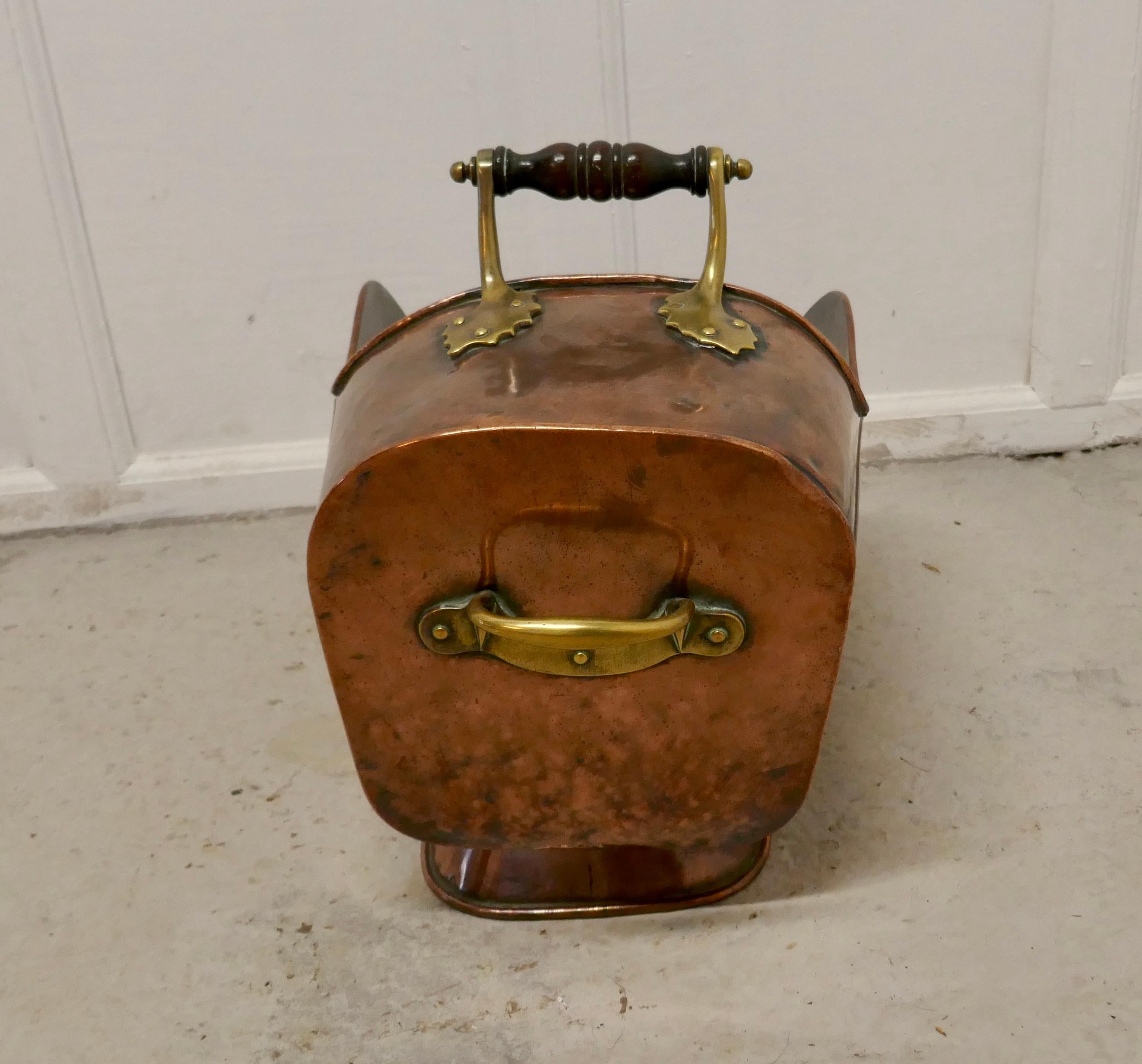 Superb Large Arts & Crafts Copper Helmet Coal Scuttle In Good Condition For Sale In Chillerton, Isle of Wight