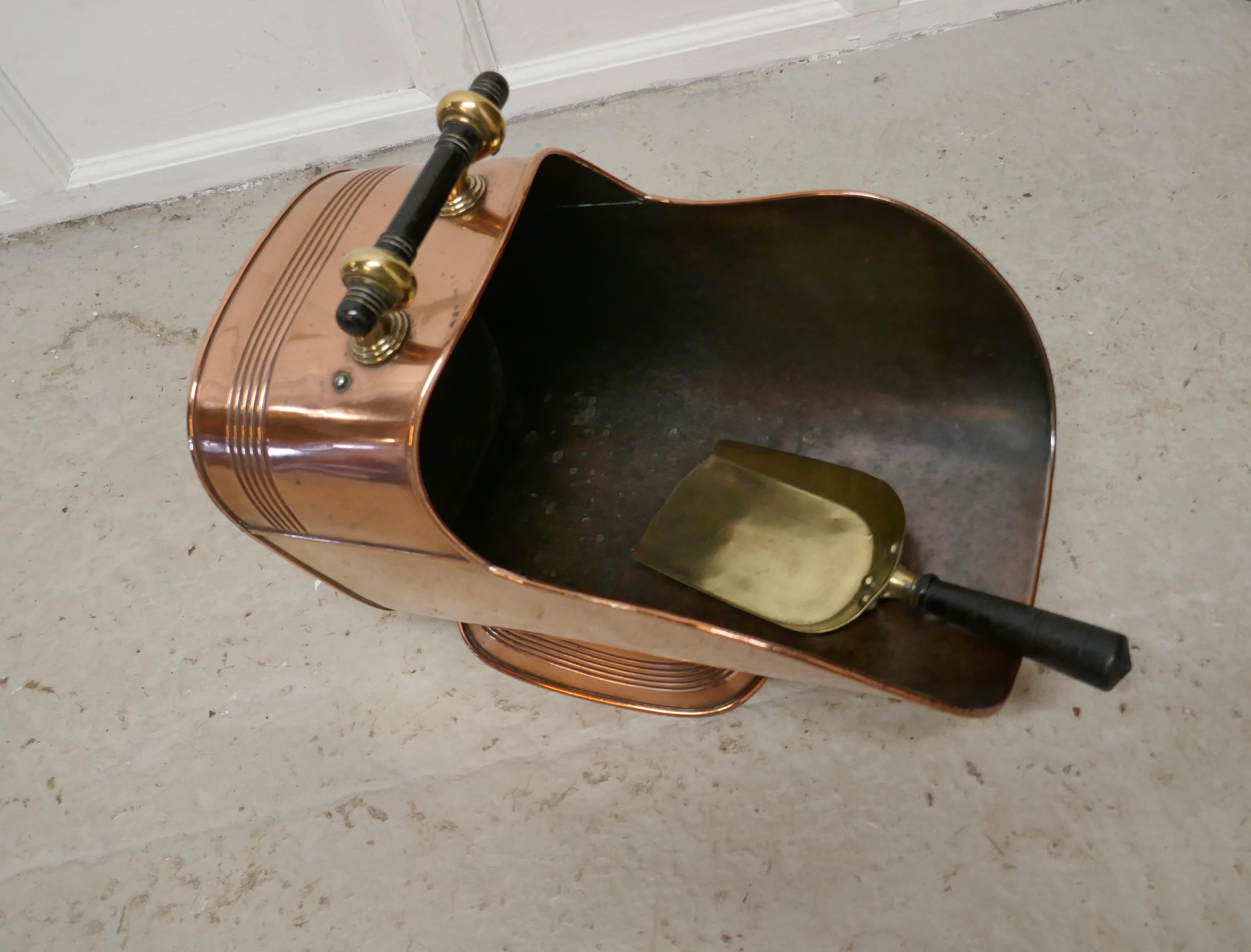 Superb Large Arts & Crafts Copper Helmet Coal Scuttle  In Good Condition For Sale In Chillerton, Isle of Wight