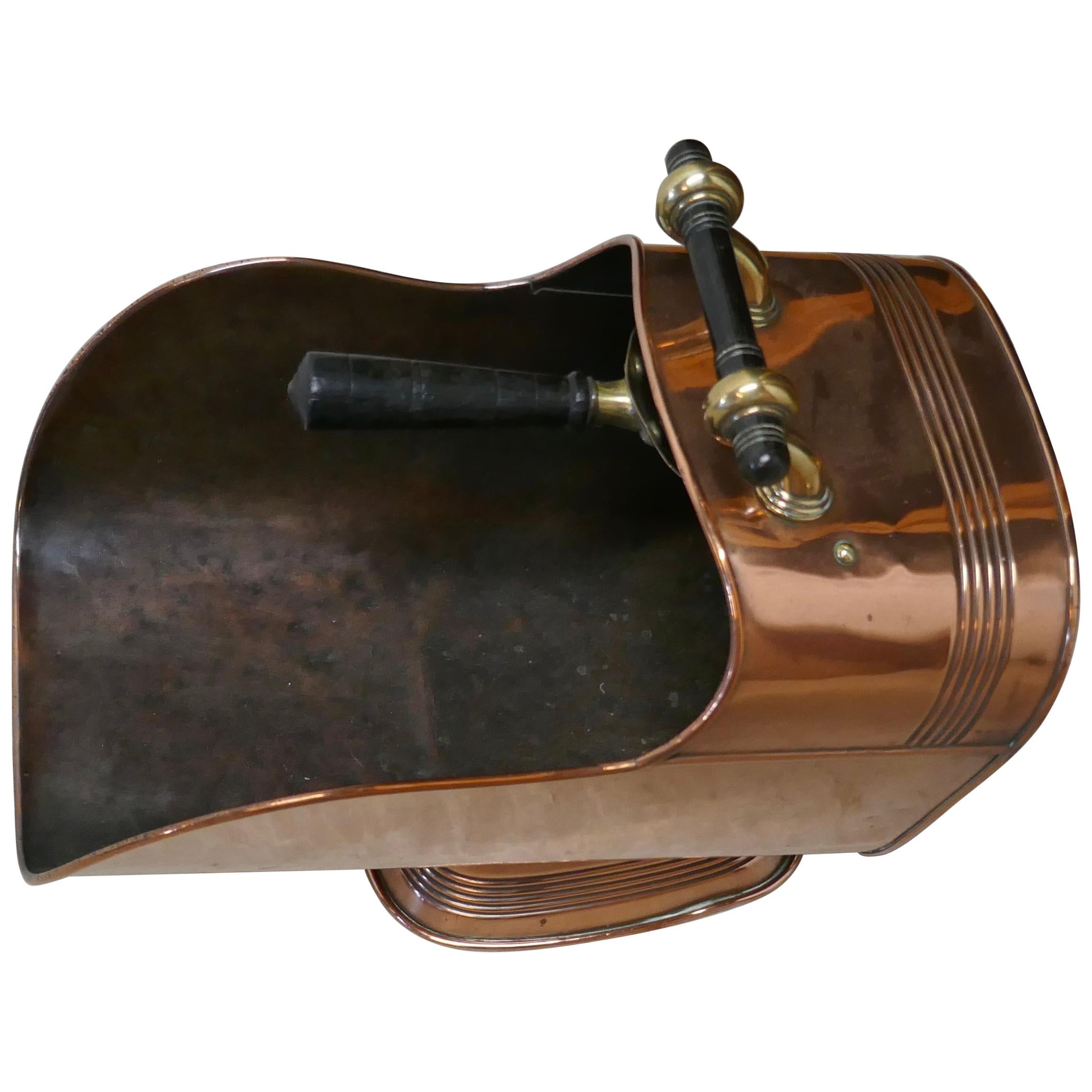 Superbe grand bouchon de charbon Arts & Crafts en cuivre avec casque