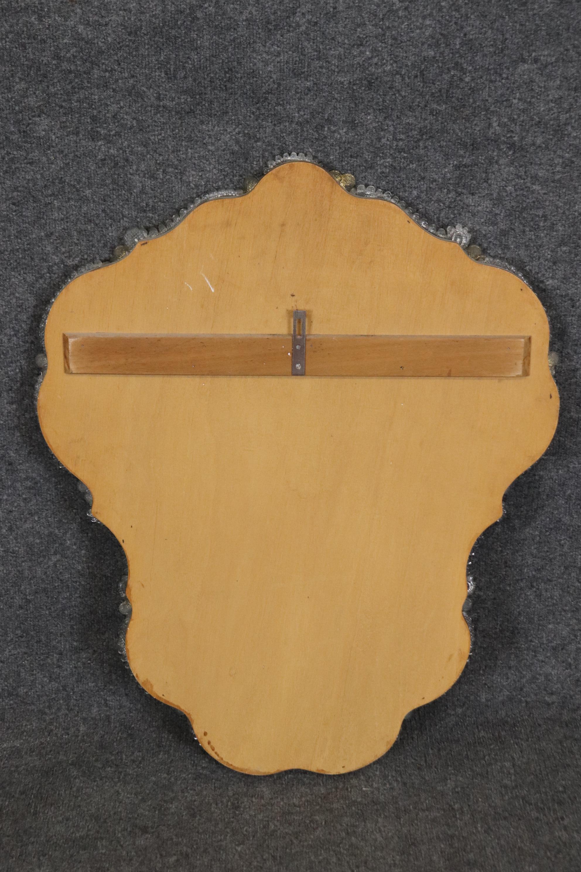 Voici un superbe miroir vénitien italien de Murano, transparent et infusé d'or, en très bon état pour l'époque. Ces derniers ont généralement plusieurs fleurs manquantes. Je n'en trouve même pas un seul. Mesure 31 de haut x 25,25 de large x 1,75 de