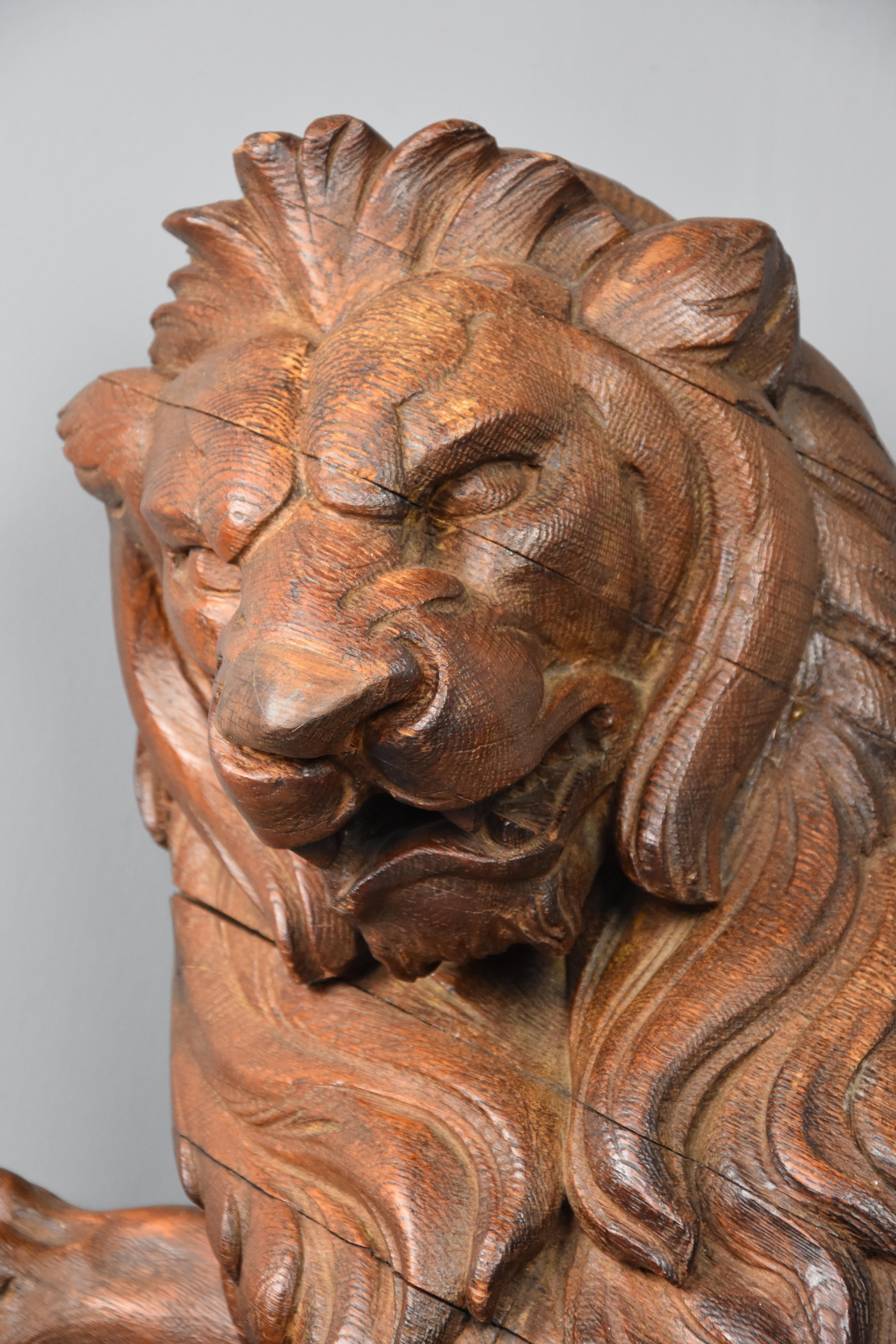Superb Large Late 19th Century Highly Decorative Carved Oak Rampant Lion For Sale 2
