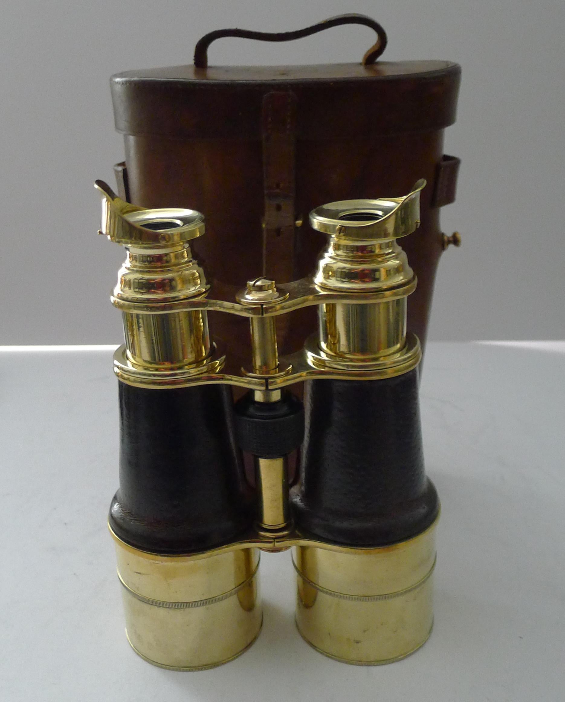 Un favoloso paio di antichi binocoli inglesi in ottone lucido meticolosamente puliti e lucidati professionalmente, riportandoli al loro antico splendore; le canne sono avvolte in pelle.  La messa a fuoco è ottima e gli oculari sono dotati di schermi