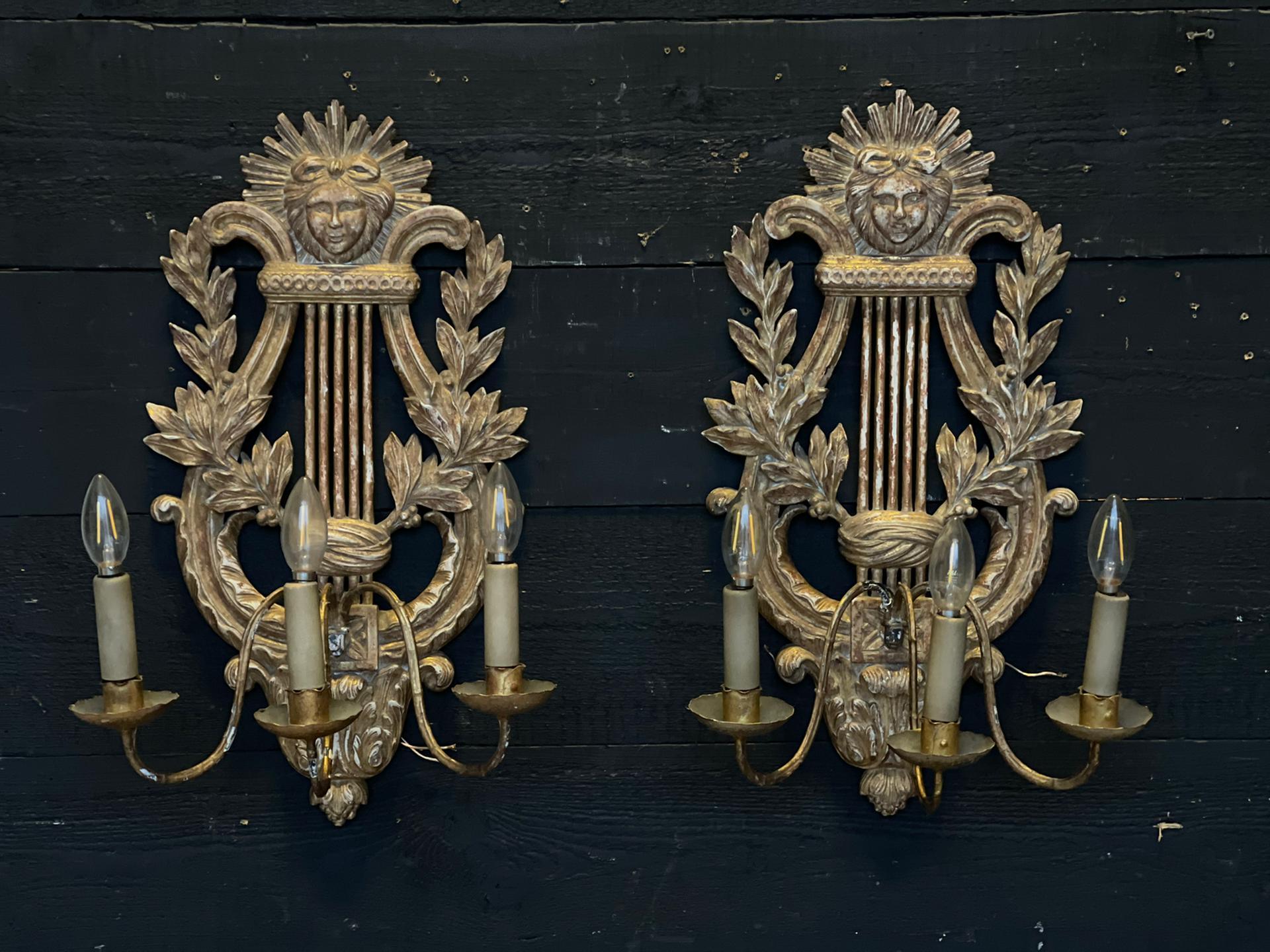 Ein hervorragendes Paar französischer vergoldeter Holz-Wandleuchten oder Wandleuchter. Datiert auf die Zeit zwischen 1900 und 1920. Holz geschnitzt mit Gesso und vergoldet. Diese müssen von einem qualifizierten Elektriker verkabelt werden.
In
