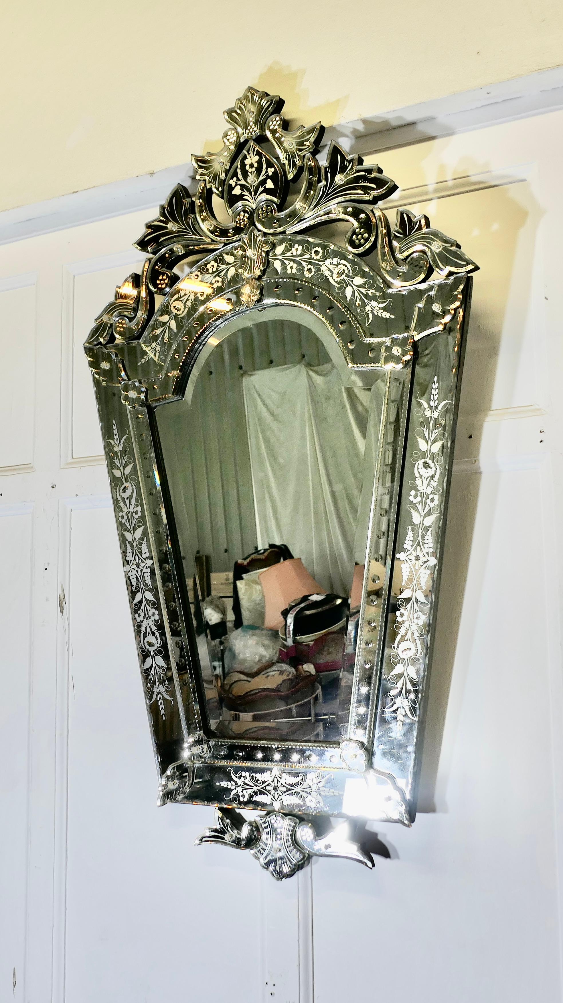 Superb Large Venetian Cushion Mirror In Good Condition For Sale In Godshill, Isle of Wight