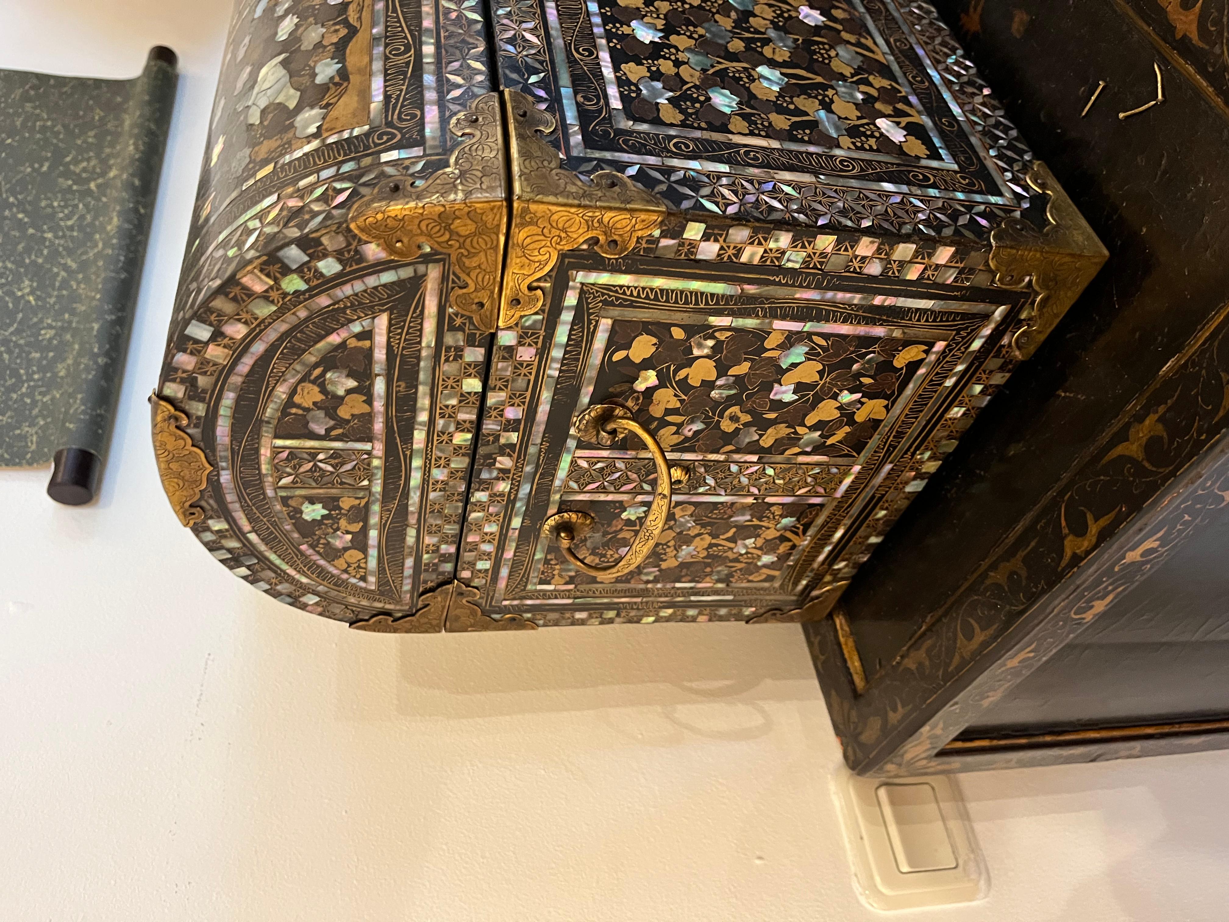 Hervorragender Kolonial- japanischer Namban-Export-Lack-Koffer aus dem späten 16. Jahrhundert, signiert  im Angebot 11