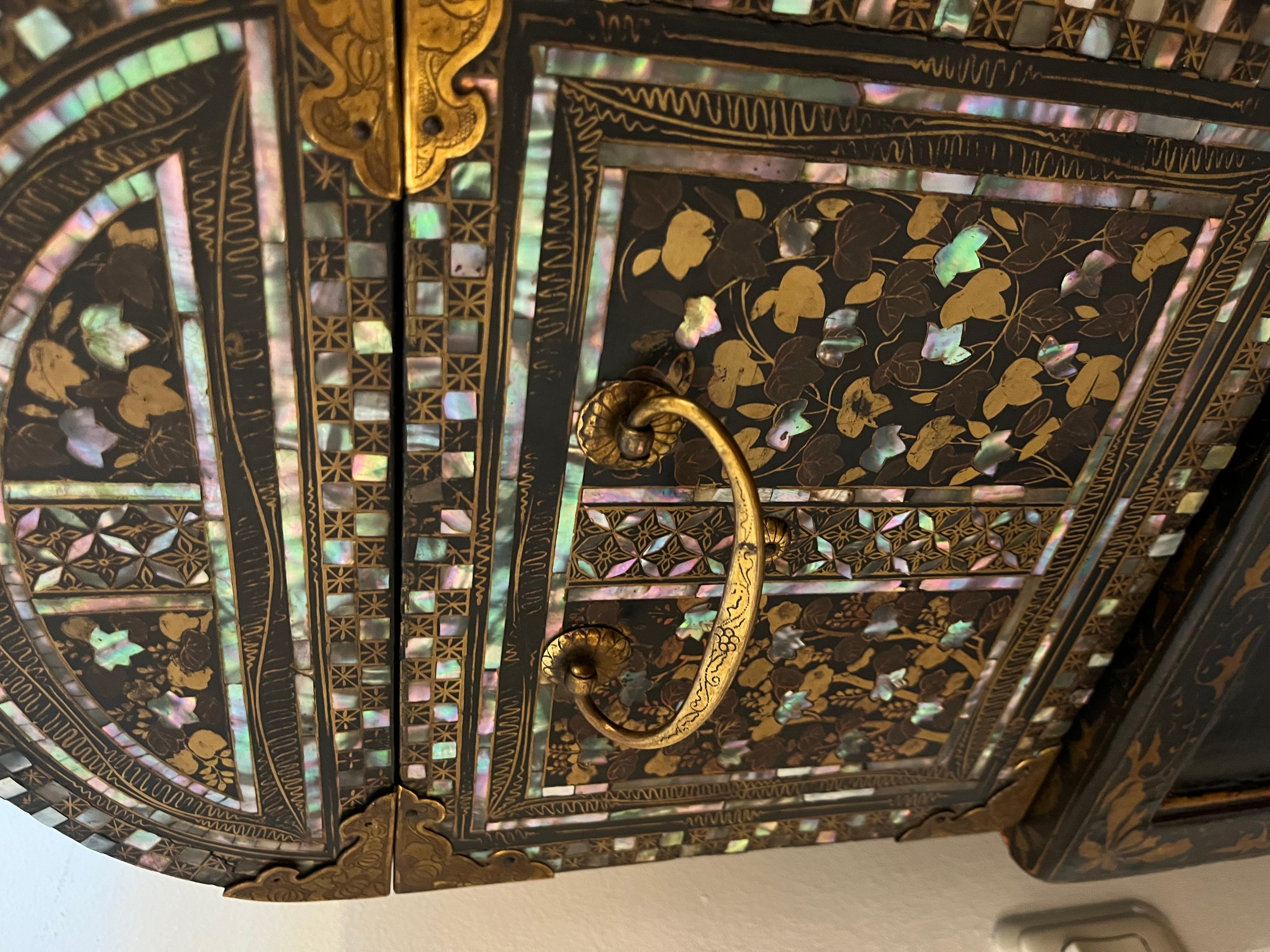 Hervorragender Kolonial- japanischer Namban-Export-Lack-Koffer aus dem späten 16. Jahrhundert, signiert  im Angebot 2