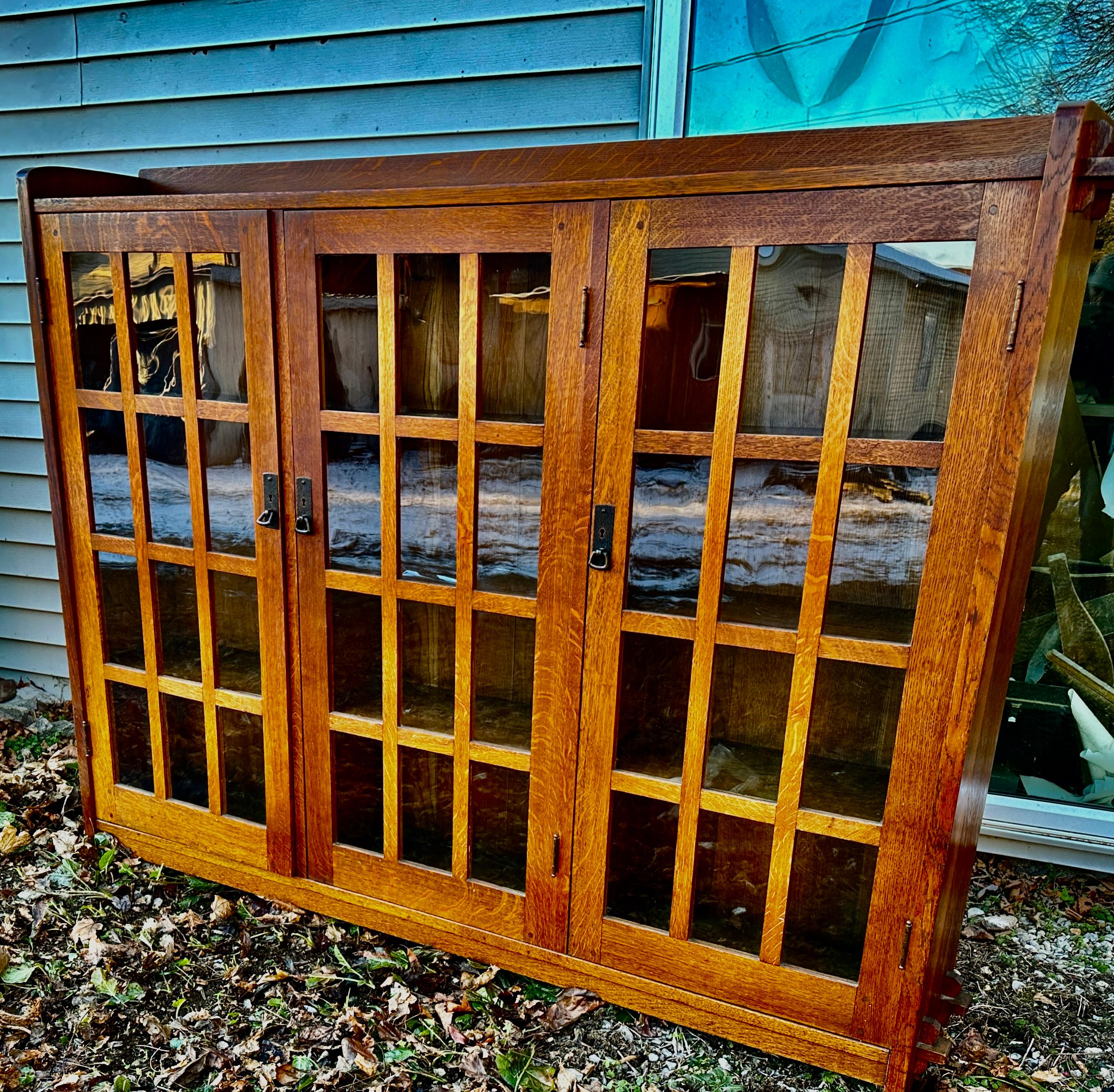 Dies ist eine  MASSIVES antikes PERIOD 3-türiges Bücherregal von L&JG Stickley aus der Onondaga Shop Periode (UND KEINE REPRODUKTION sog. STICKLEY AUDI)  von L&JG Stickley in ausgezeichnetem Zustand. Jede Tür hat 12 einzelne Glasscheiben und der