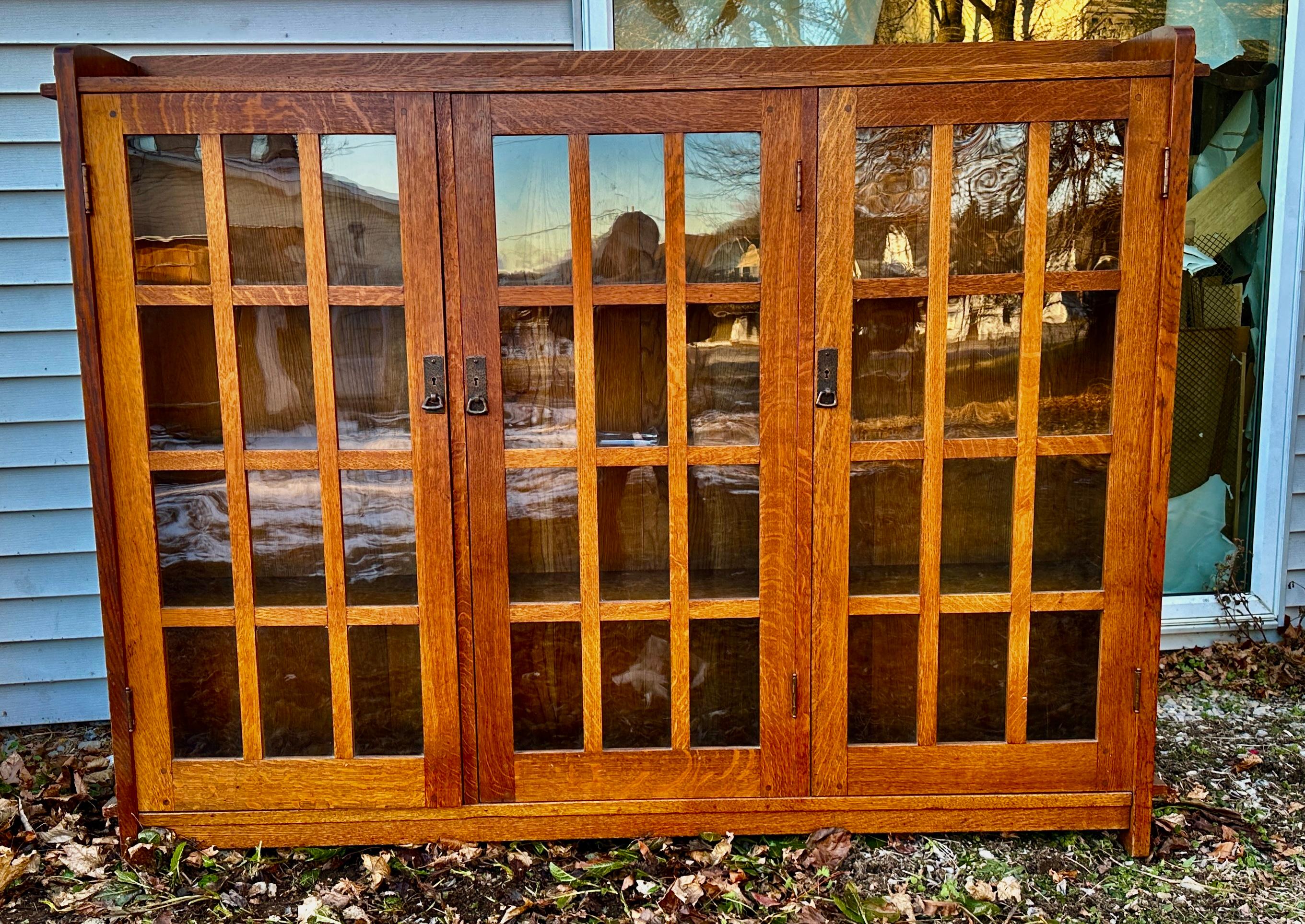 SUPERBES 3-türiges Bücherregal „L&JG Stickley“ aus der Onondaga-Periode - W4132 SCHLUSSVERKAUF (Glas)