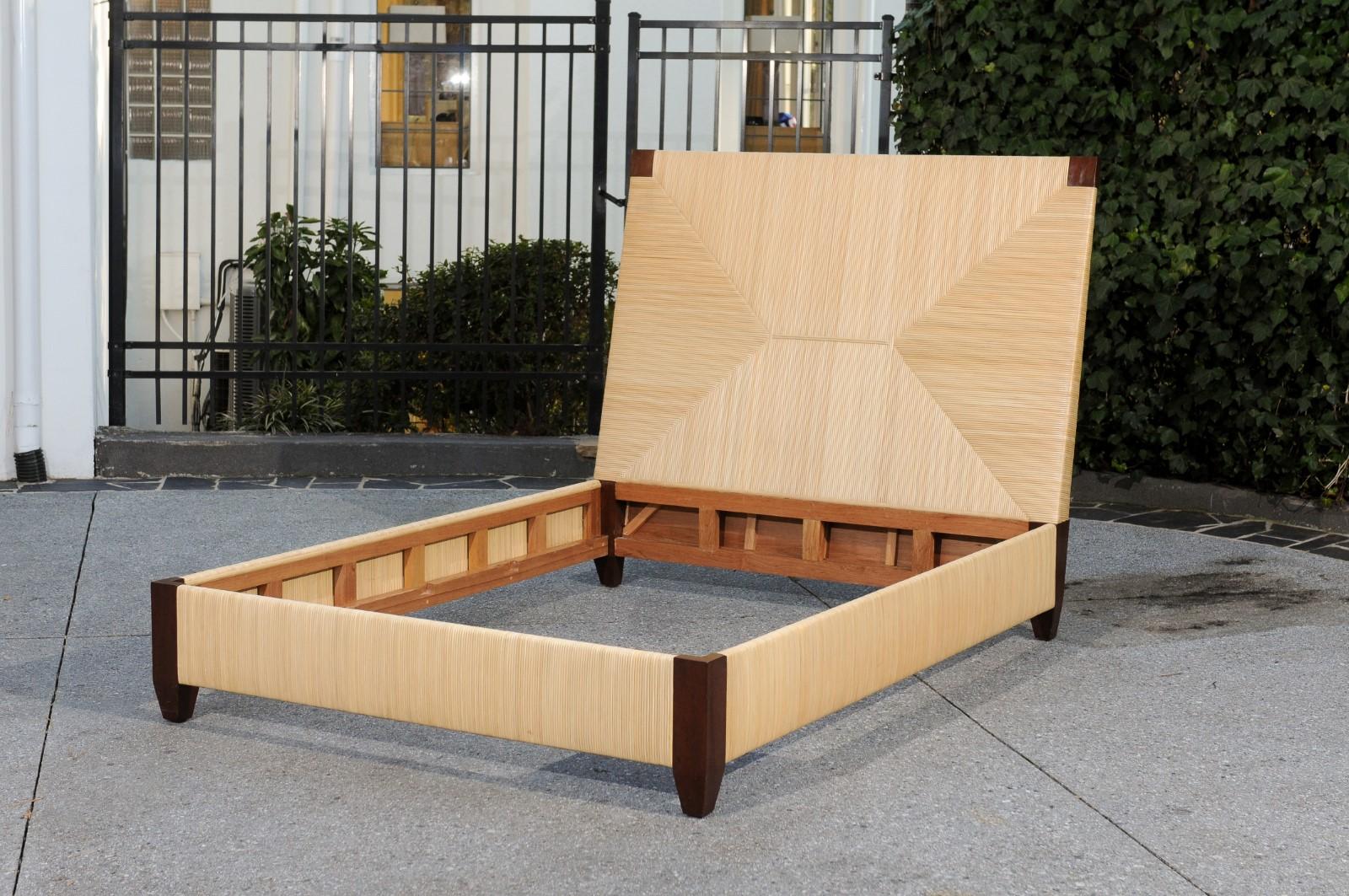 Superbo letto matrimoniale in mogano e rattan di John Hutton per Donghia, circa 1995 in vendita 3