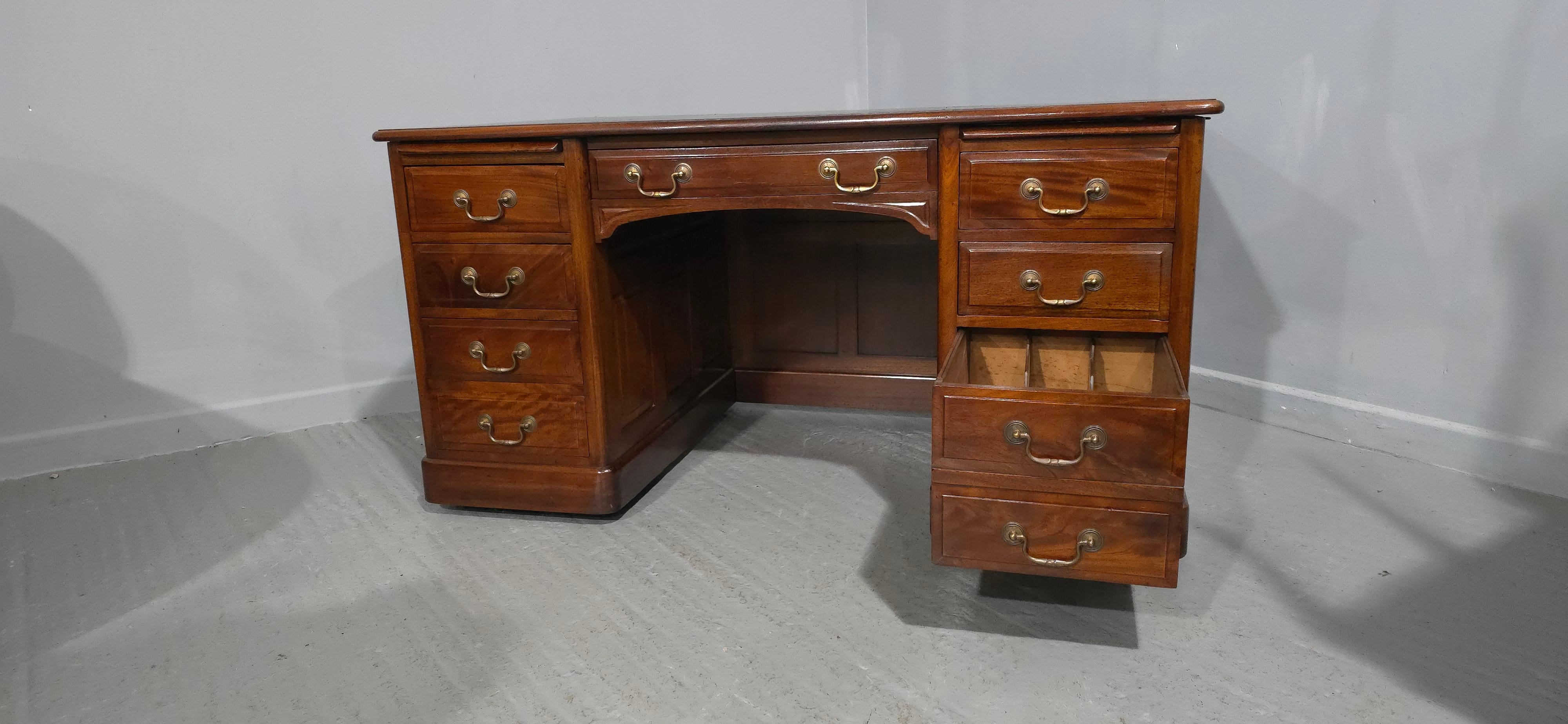 Superb Mahogany Pedestal Desk in vendita 3