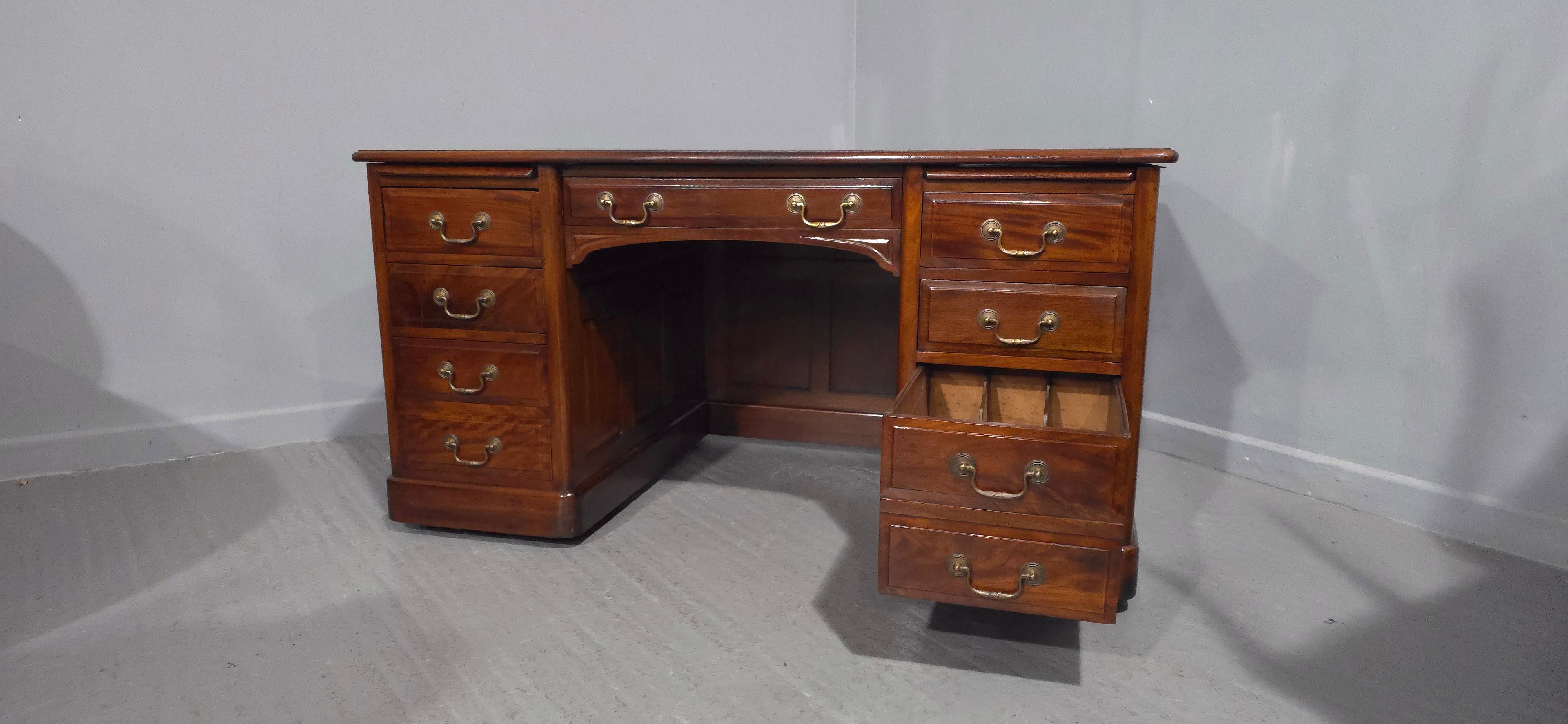 Superb Mahogany Pedestal Desk in vendita 4