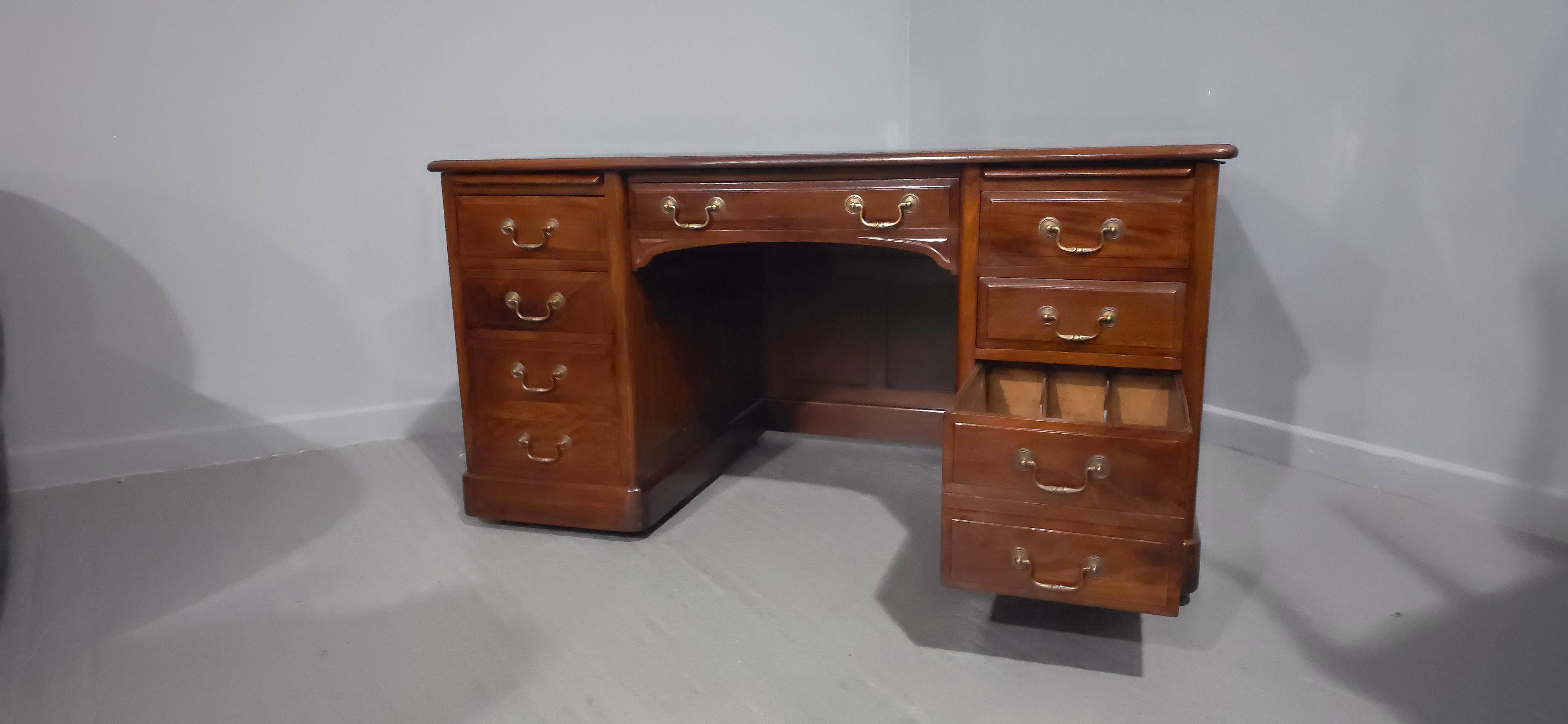 Superb Mahogany Pedestal Desk in vendita 5