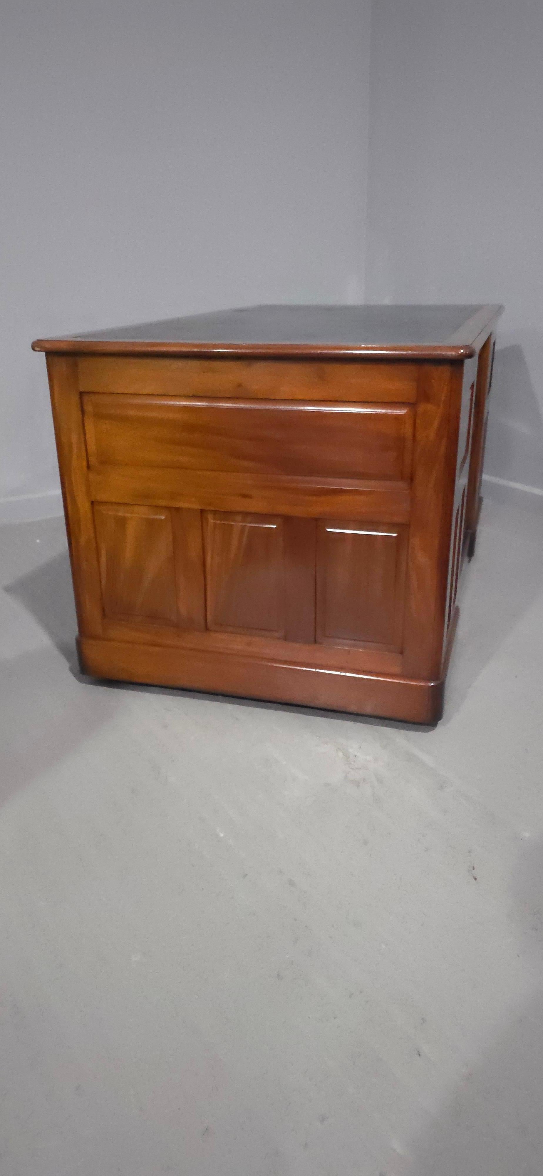 Superb Mahogany Pedestal Desk in vendita 6