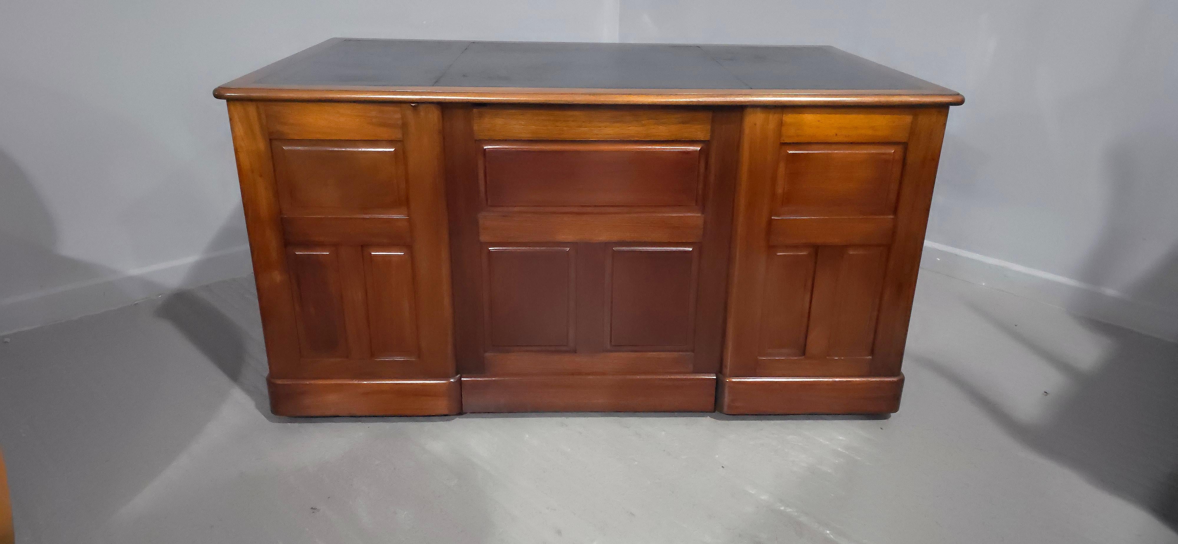 Superb Mahogany Pedestal Desk in vendita 7