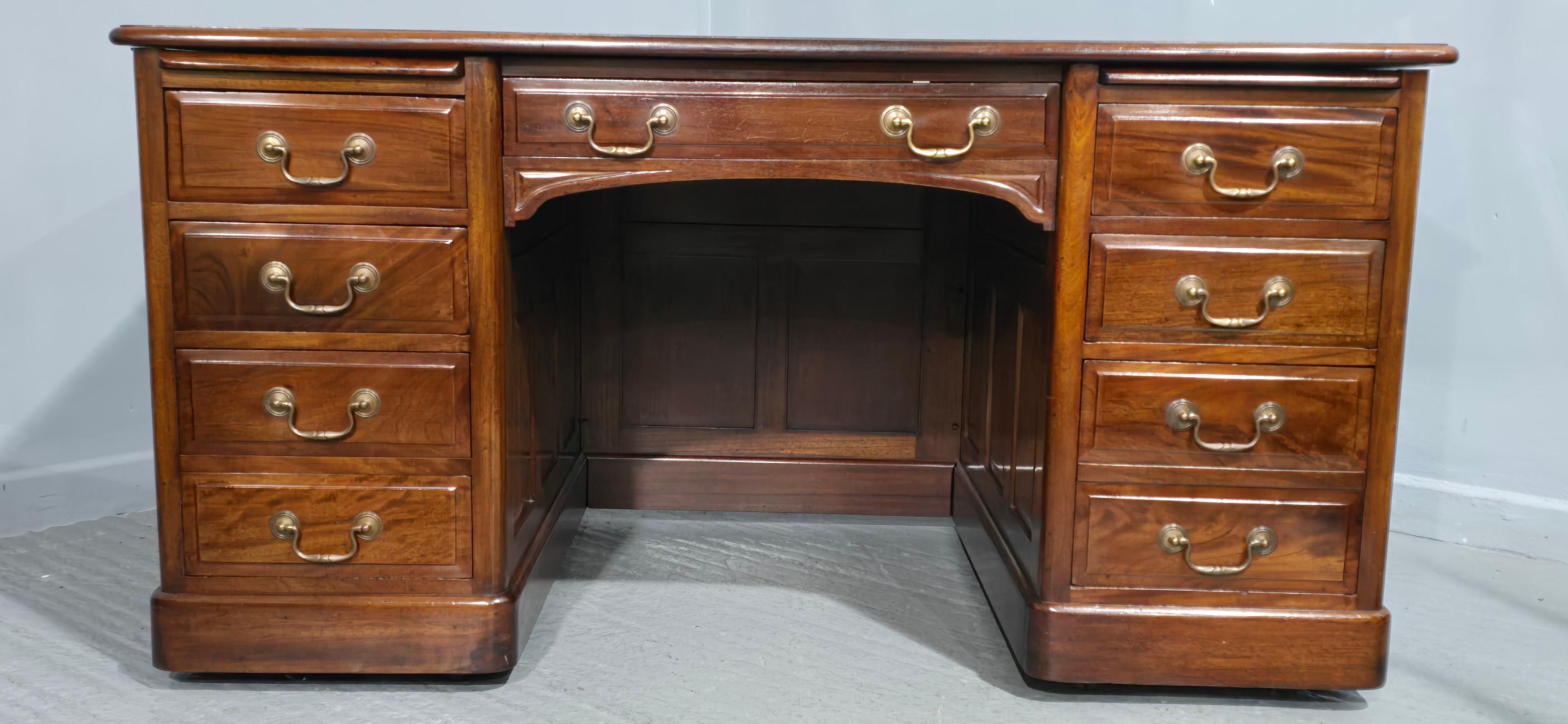 Chippendale Superb Mahogany Pedestal Desk in vendita