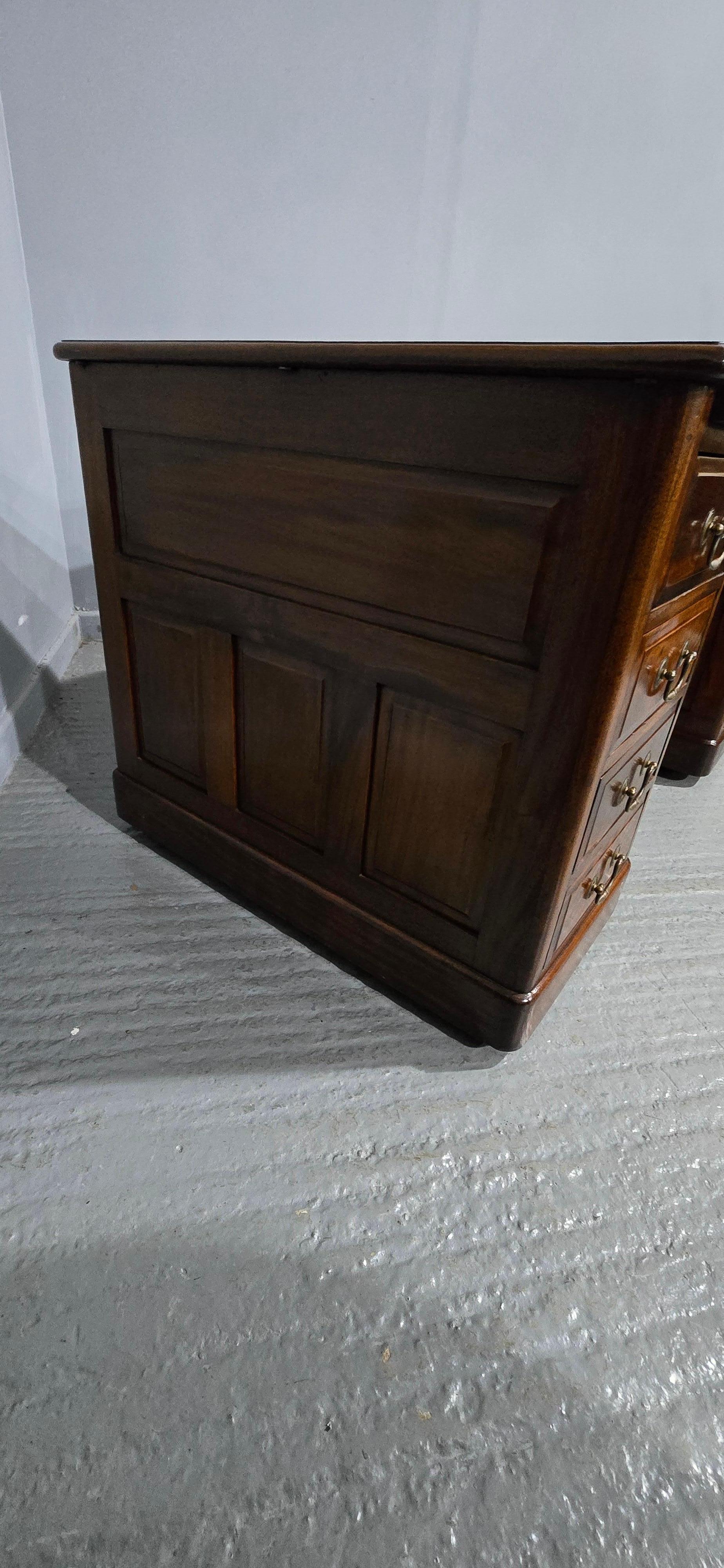 Inglese Superb Mahogany Pedestal Desk in vendita