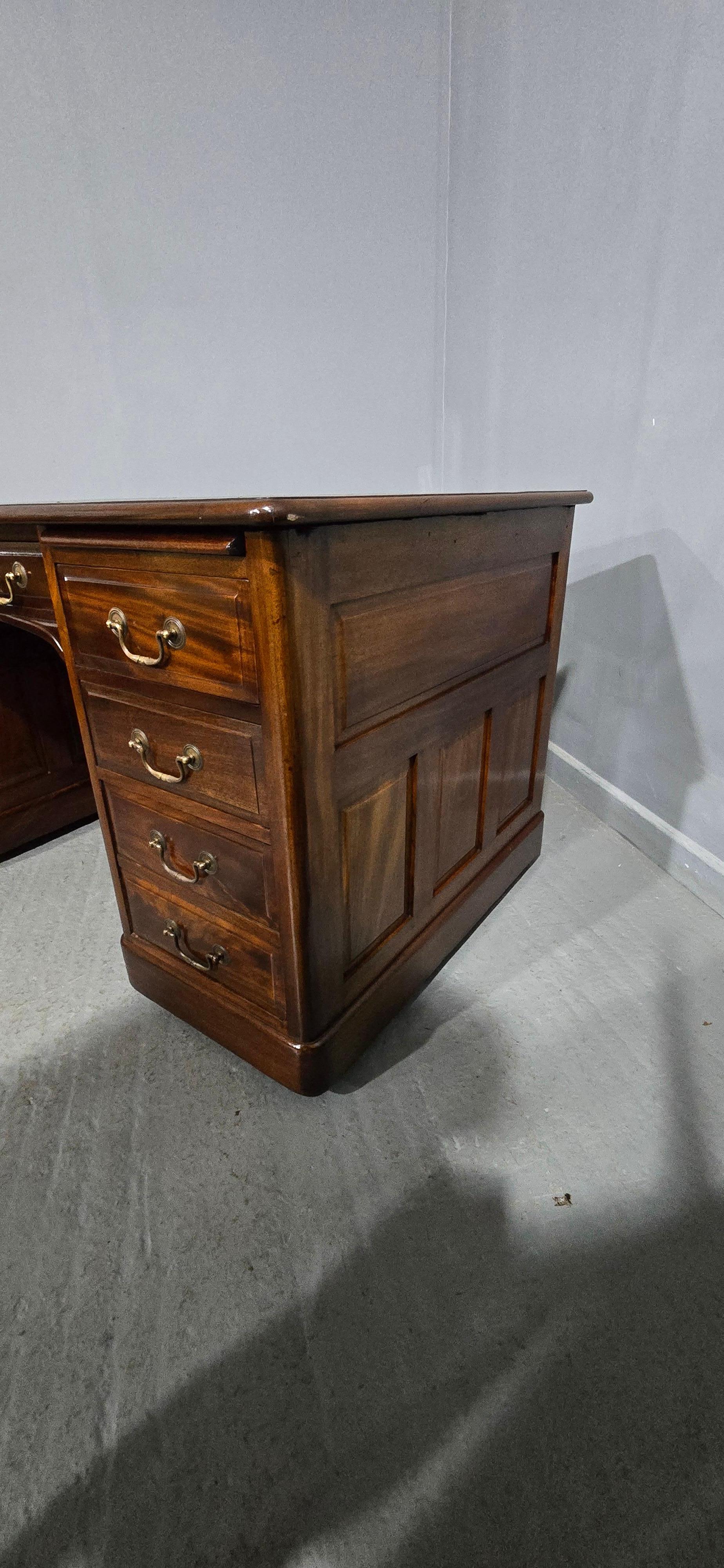 XX secolo Superb Mahogany Pedestal Desk in vendita