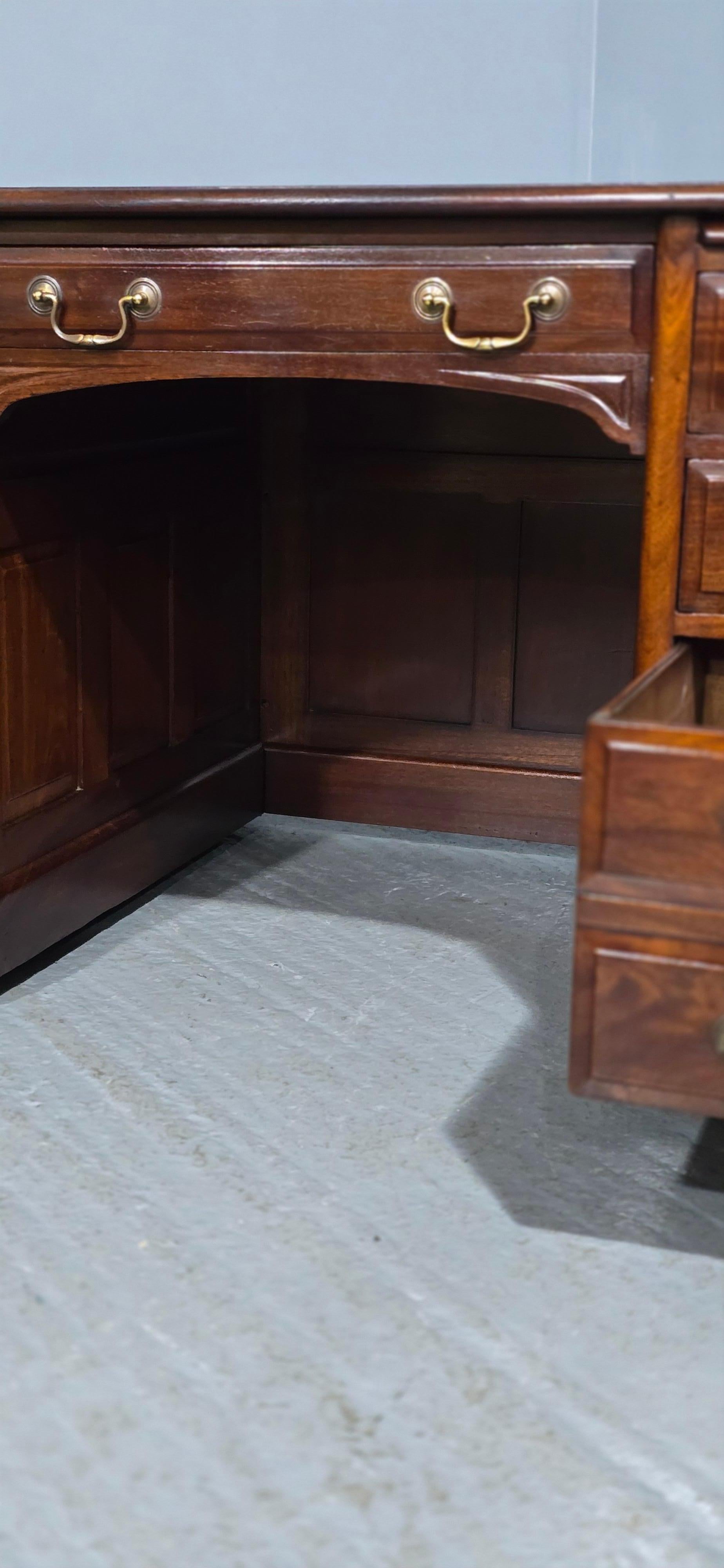 Superb Mahogany Pedestal Desk in vendita 1