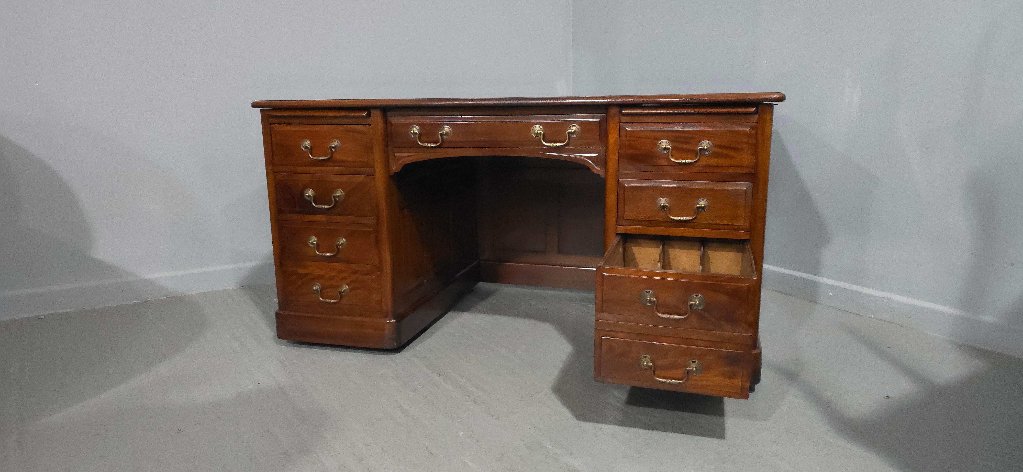 Superb Mahogany Pedestal Desk in vendita 2