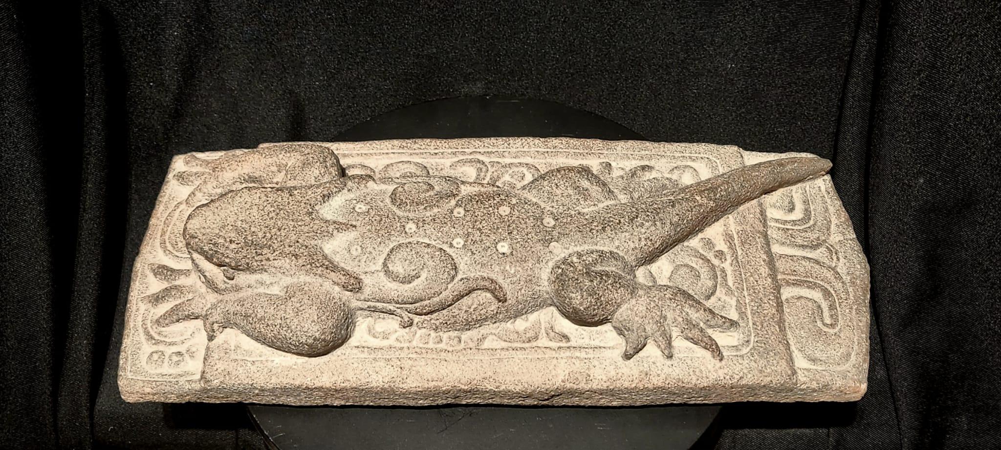 Hervorragende Maya Iguana Gottheit (Itzamna) Relief w / Pre-1970 UNESCO-konforme Provenienz (Mexikanisch) im Angebot