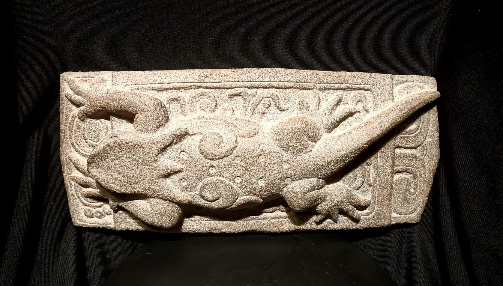 Hervorragende Maya Iguana Gottheit (Itzamna) Relief w / Pre-1970 UNESCO-konforme Provenienz (Geschnitzt) im Angebot
