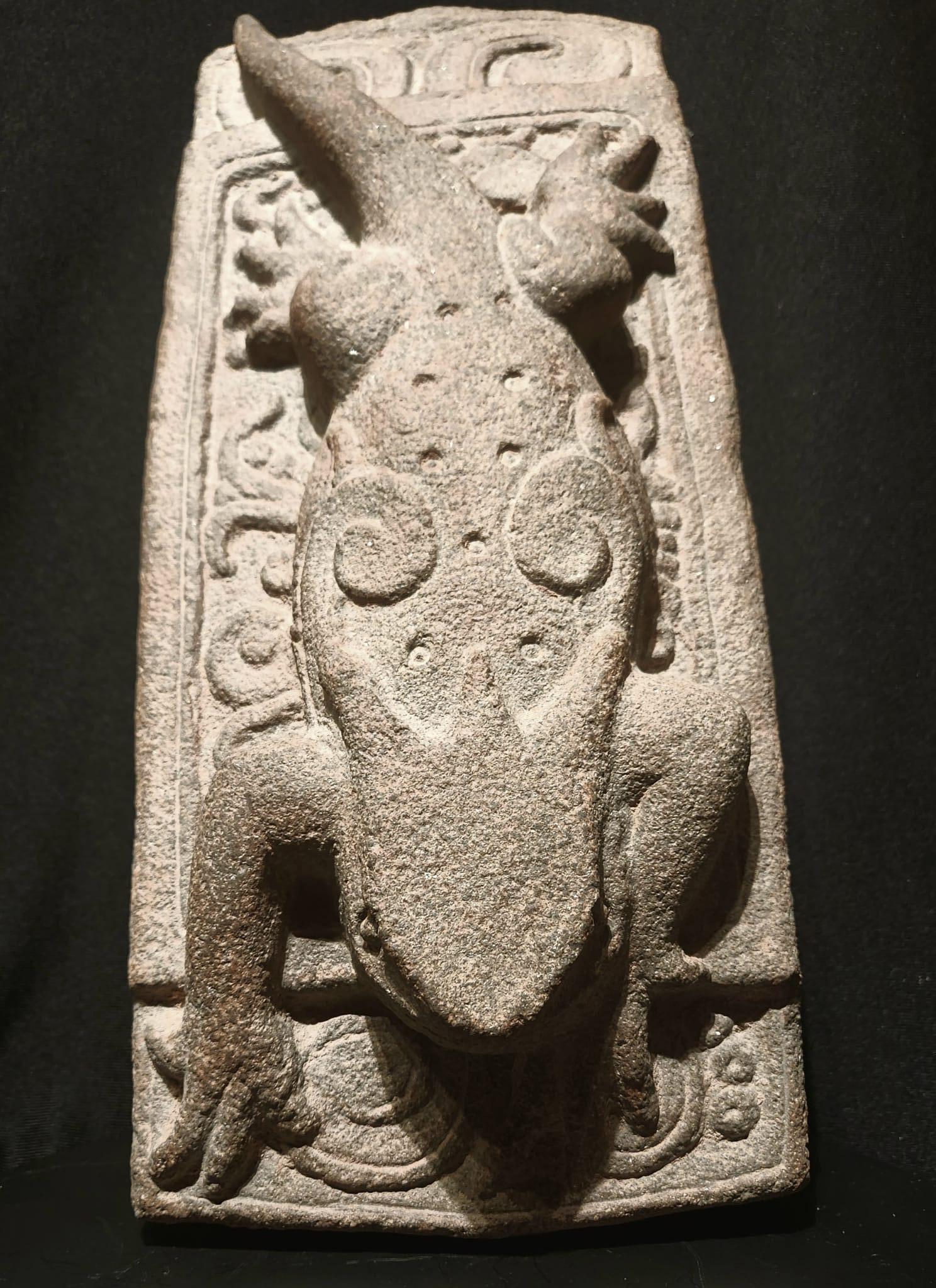 Superbe relief de la divinité Maya Iguana (Itzamna) avec provenance conforme à l'UNESCO (pré-1970)