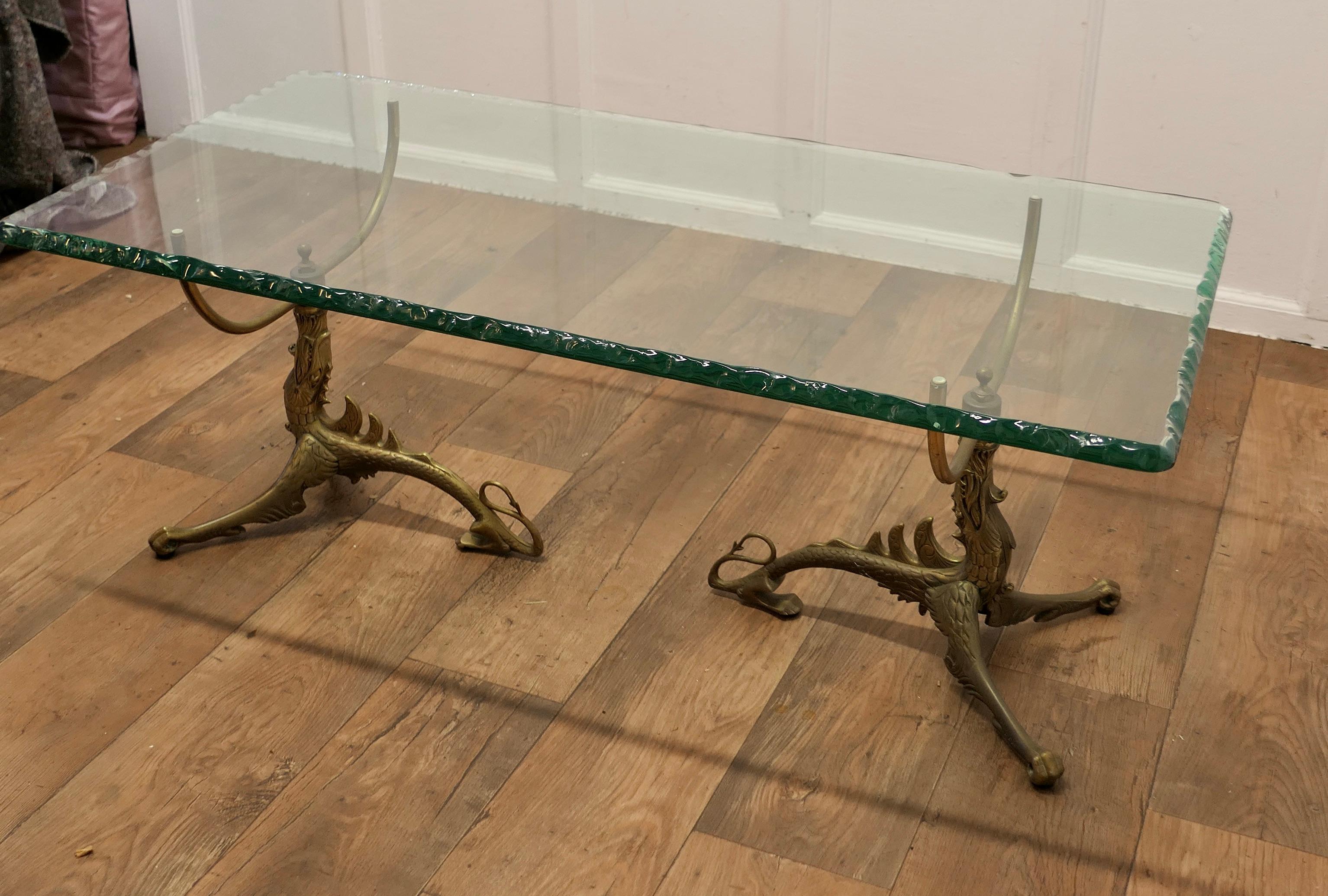 Superbe table basse en laiton et verre du milieu du siècle en vente 1