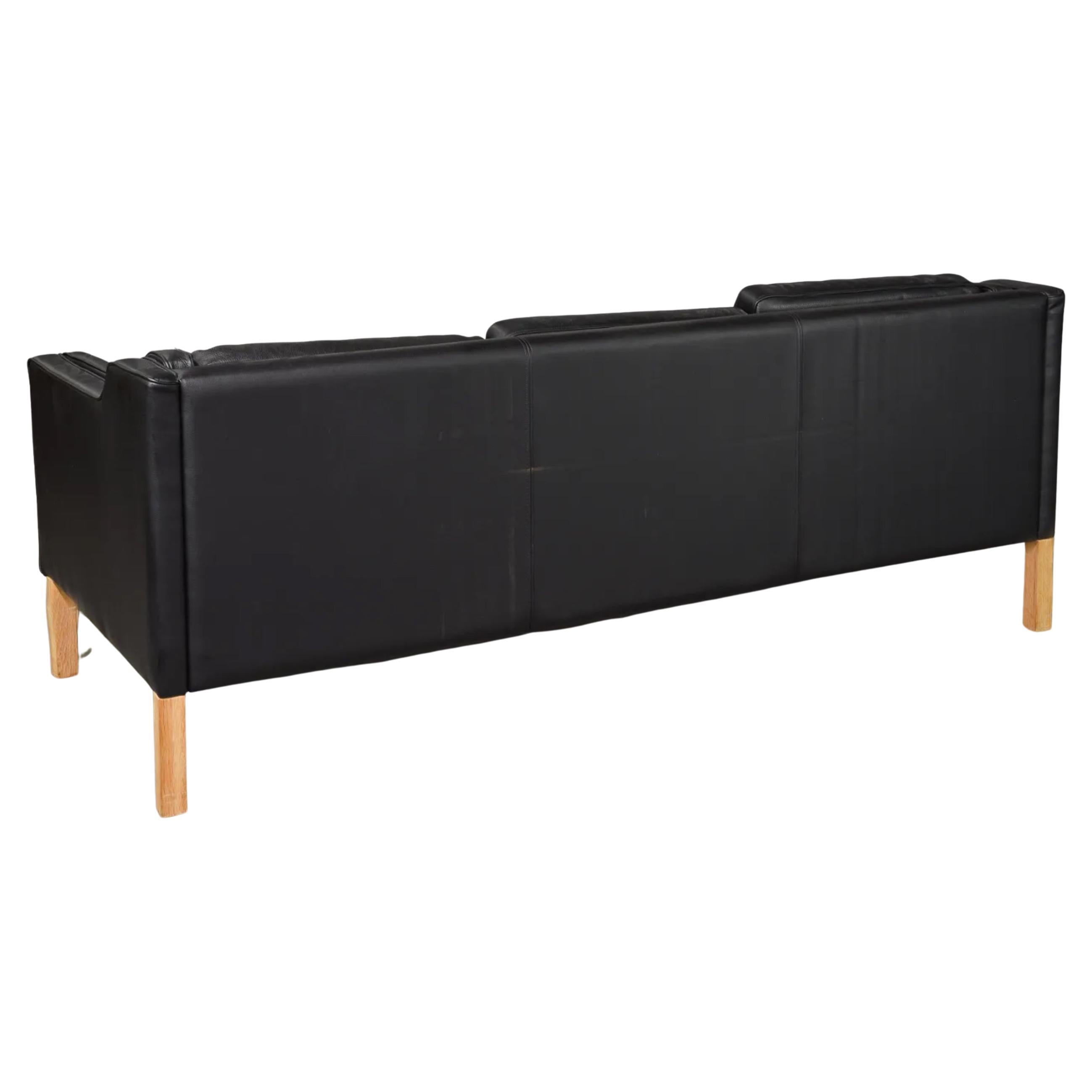 Superb Midcentury Danish Modern Beautiful Black Leather 3 Seat Sofa Birch Legs (Holzarbeit) im Angebot