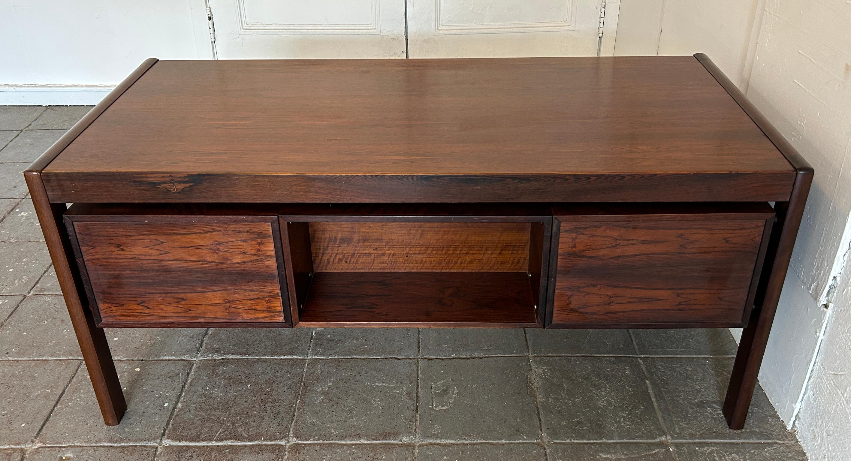 Superb Mid Century Danish Modern Rosewood Floating Desk by Dyrlund For Sale 4