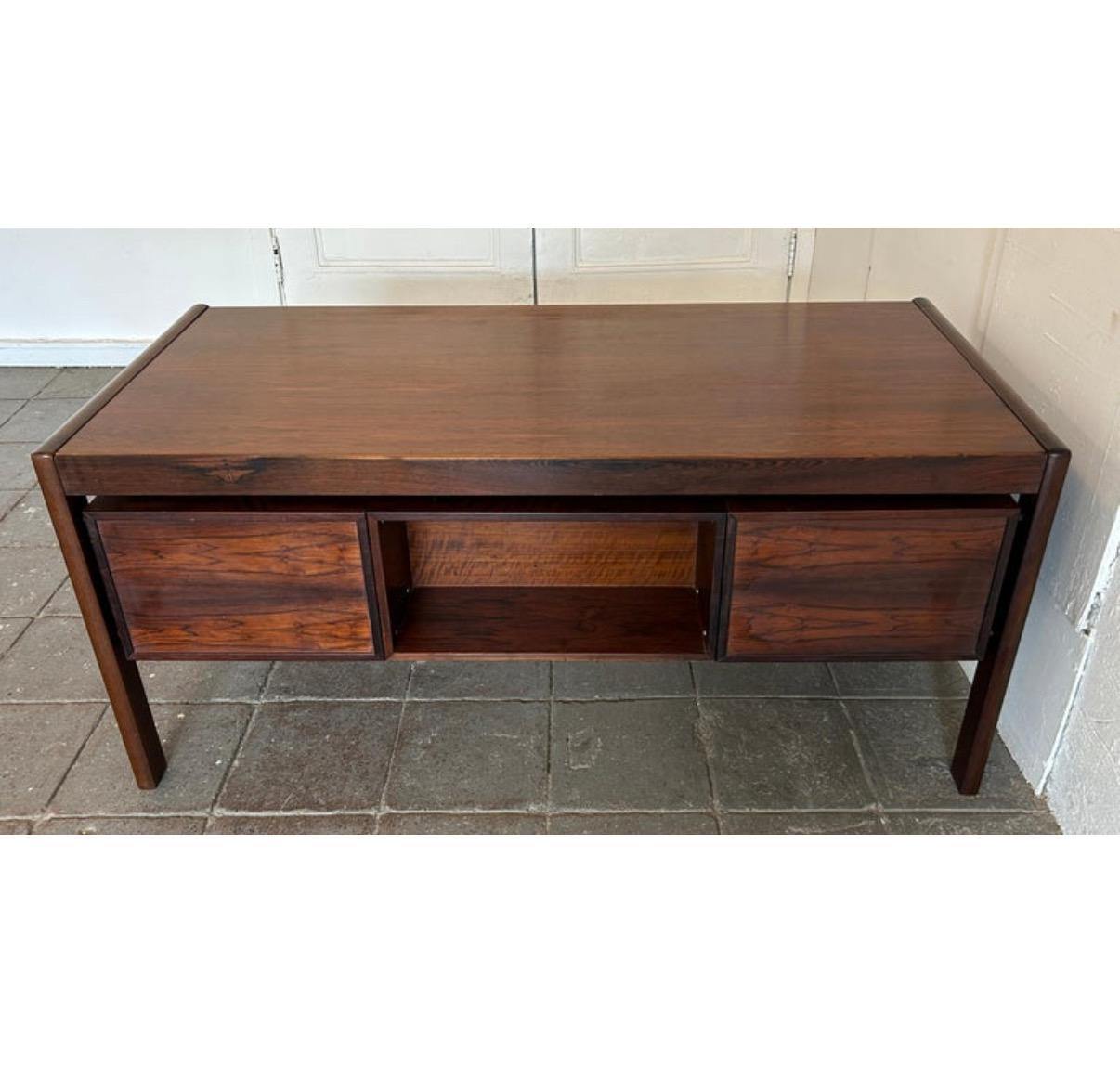 Prächtiger Mid Century Danish Modern Rosewood Schwebetisch von Dyrlund 2
