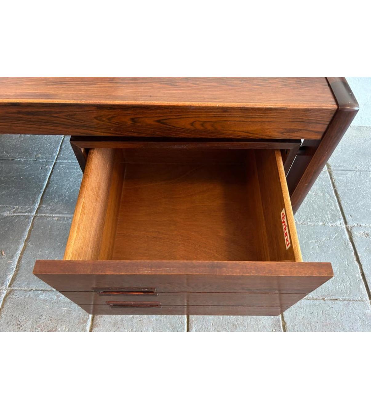 Superb Mid Century Danish Modern Rosewood Floating Desk by Dyrlund For Sale 5
